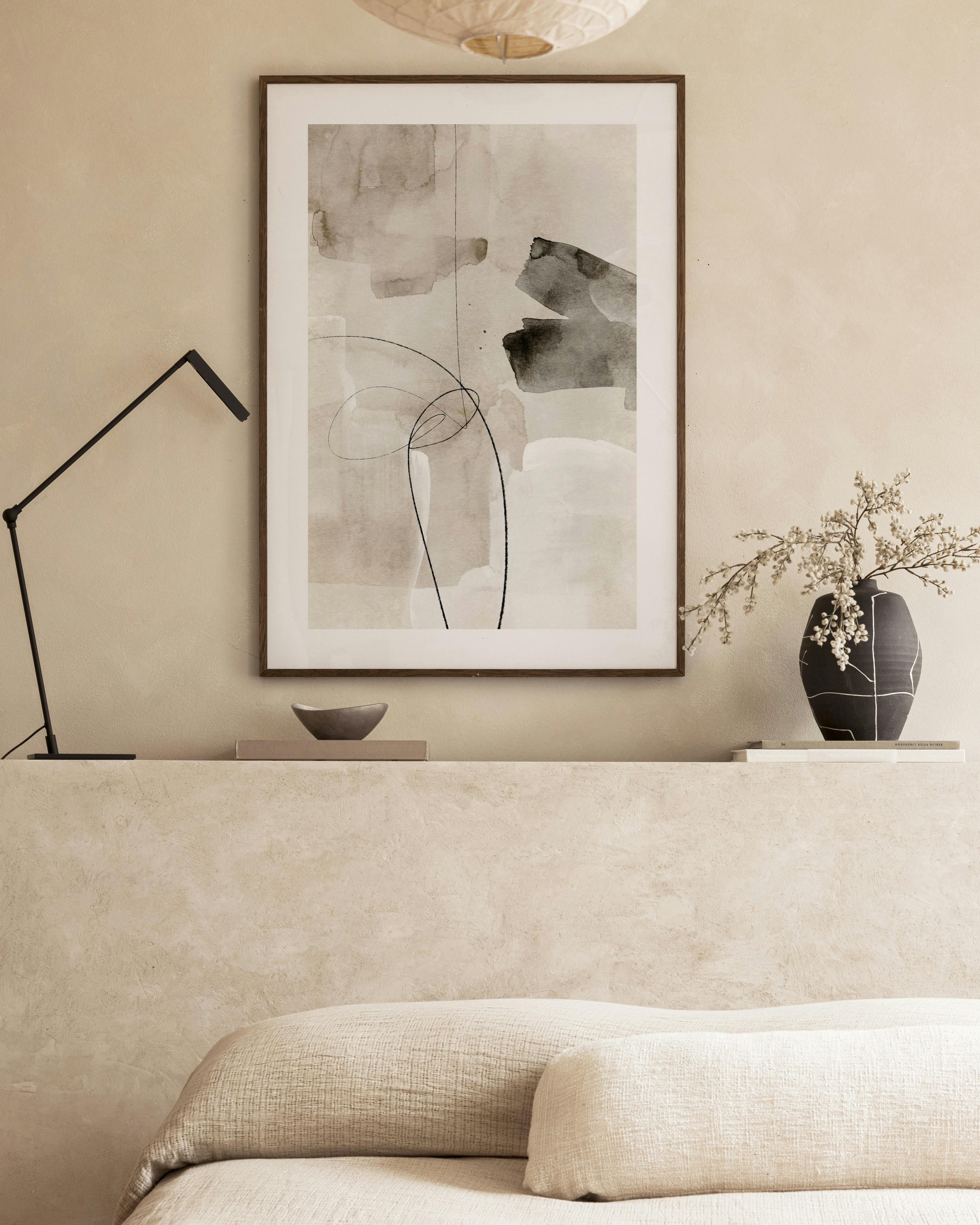 Poster acquerello astratto con linee nere e forme in toni neutri, beige e marrone.