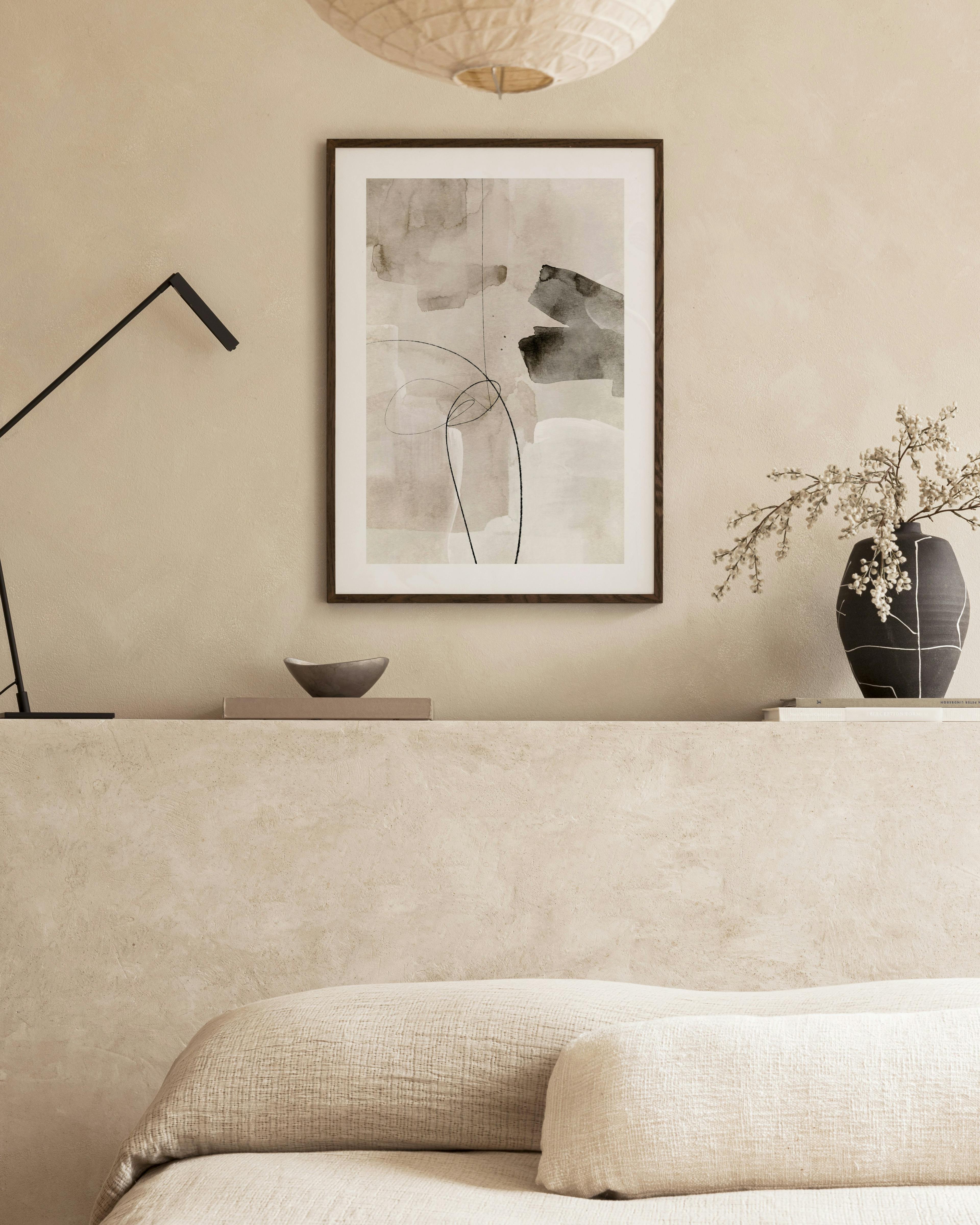 Abstrakt akvarel plakat med organiske streger og former i naturfarver, brune og grå nuancer.