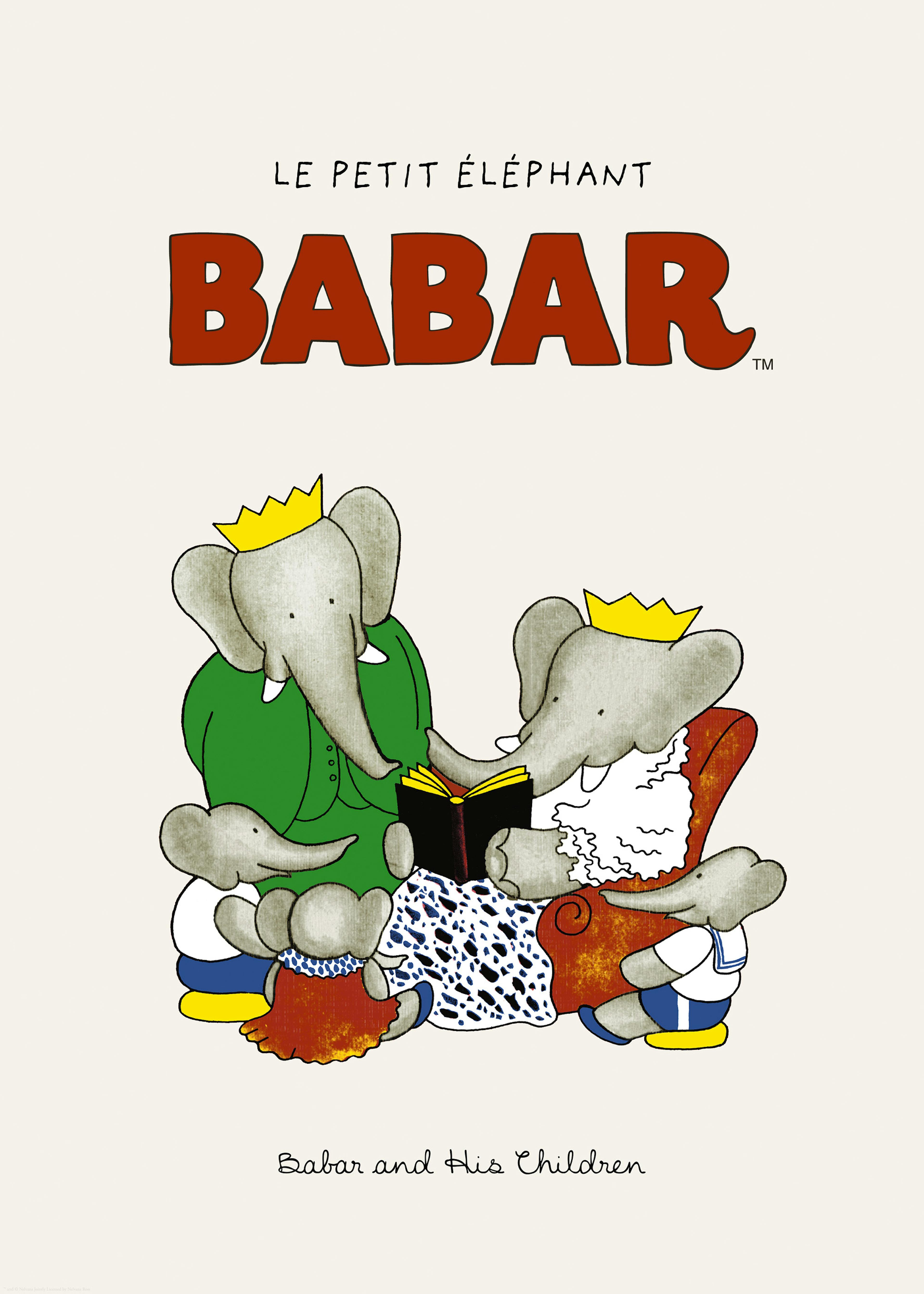 Poster Babar e Celeste con i loro figli Pom, Flora e Alexander che leggono un libro su sfondo beige. Arte per bambini.