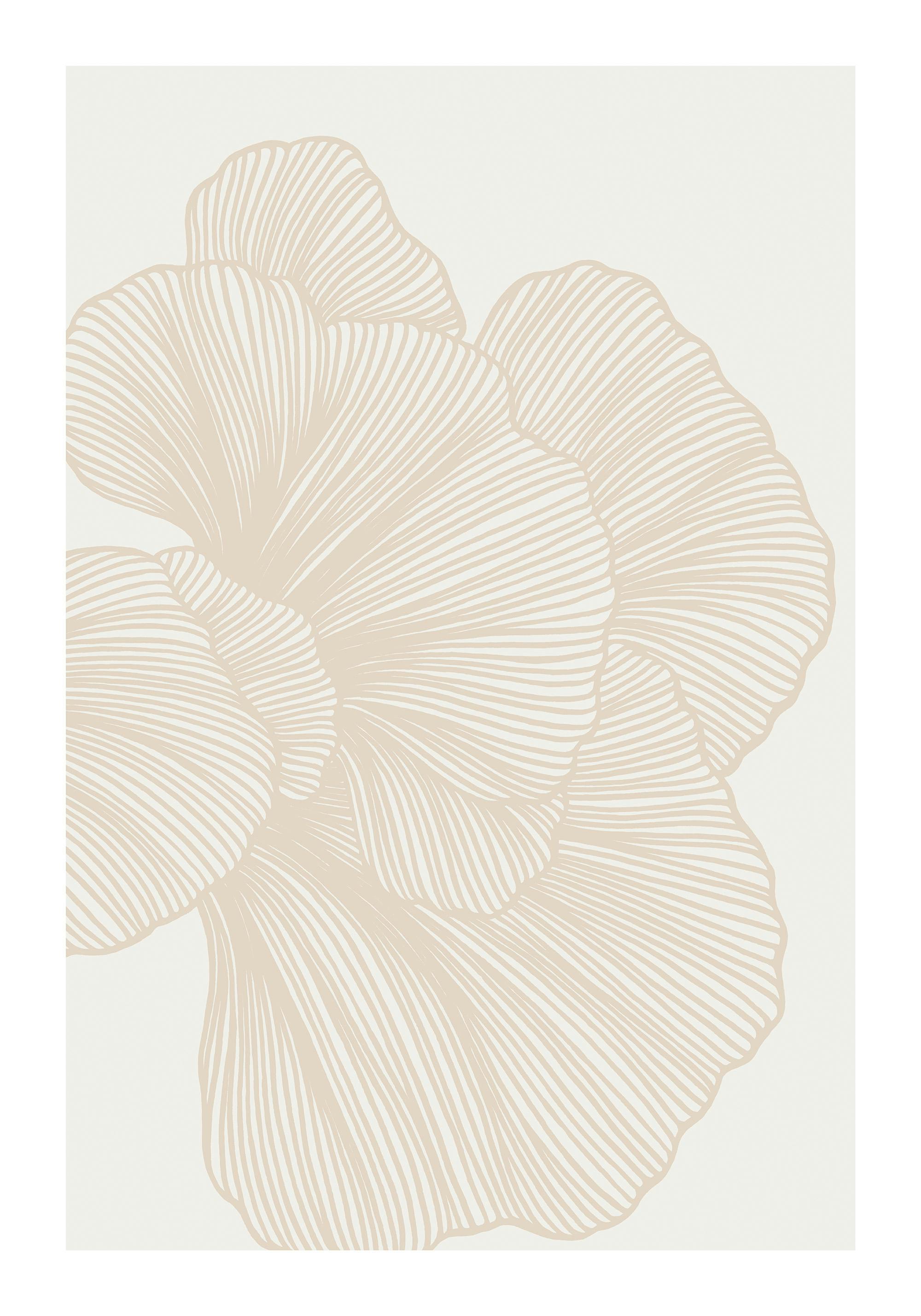 Plakat med beige, stribede, blomsterlignende former på en lys baggrund. Abstrakt, naturinspireret kunst.