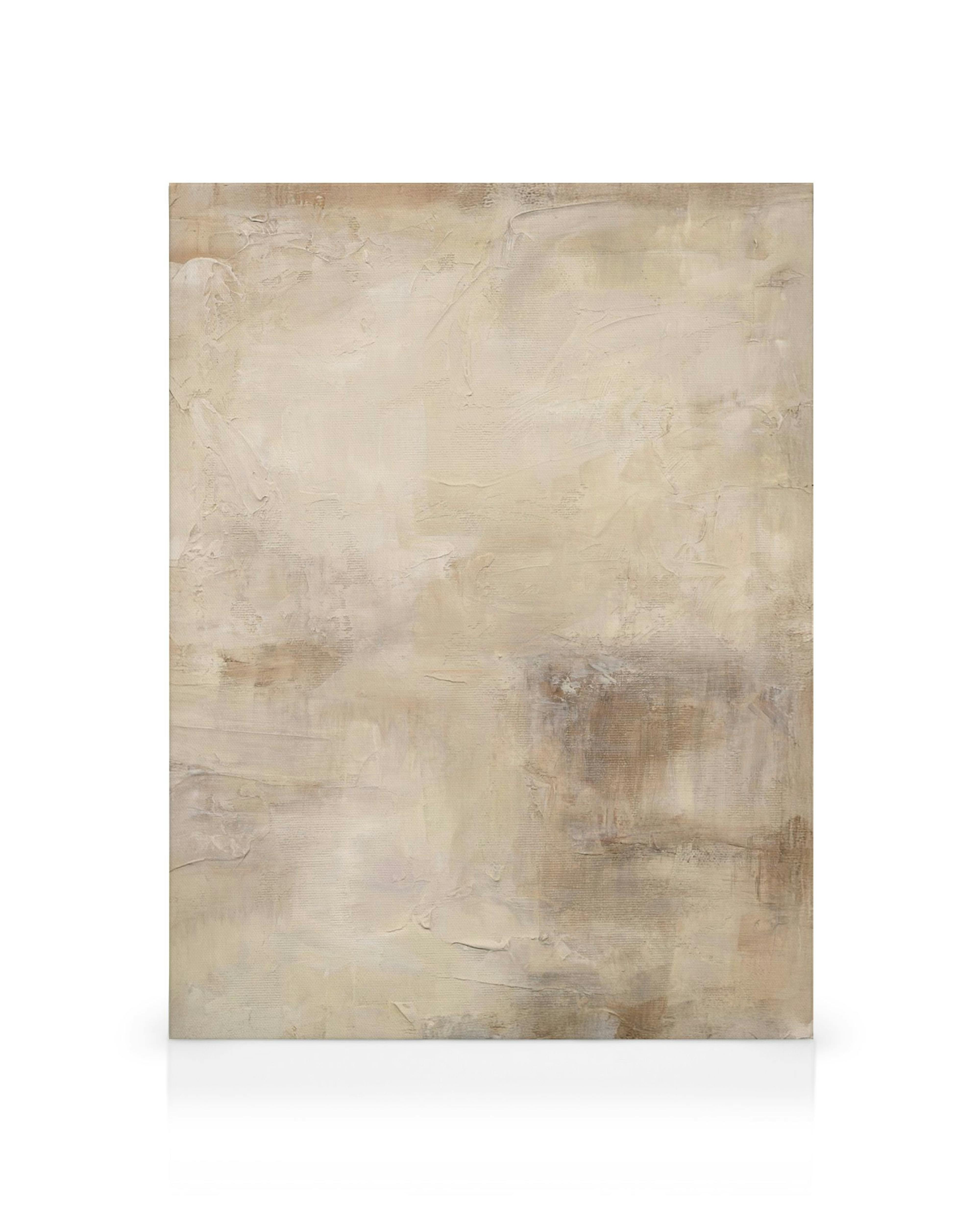 En canvastavla med abstrakt konst i beige och bruna toner med synliga penseldrag.