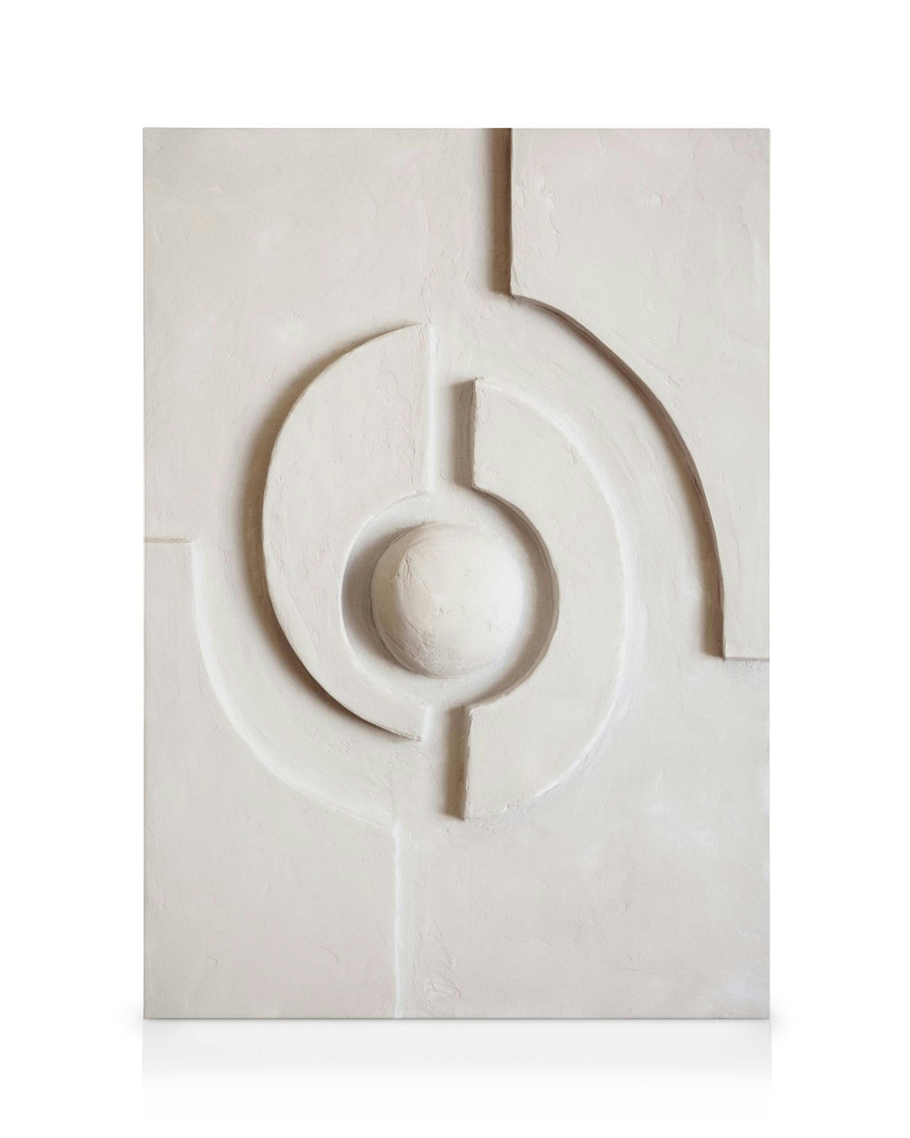 Béžové texturované umění s geometrickými tvary, kruhy a oblouky, s centrální plastickou koulí, na plátně.