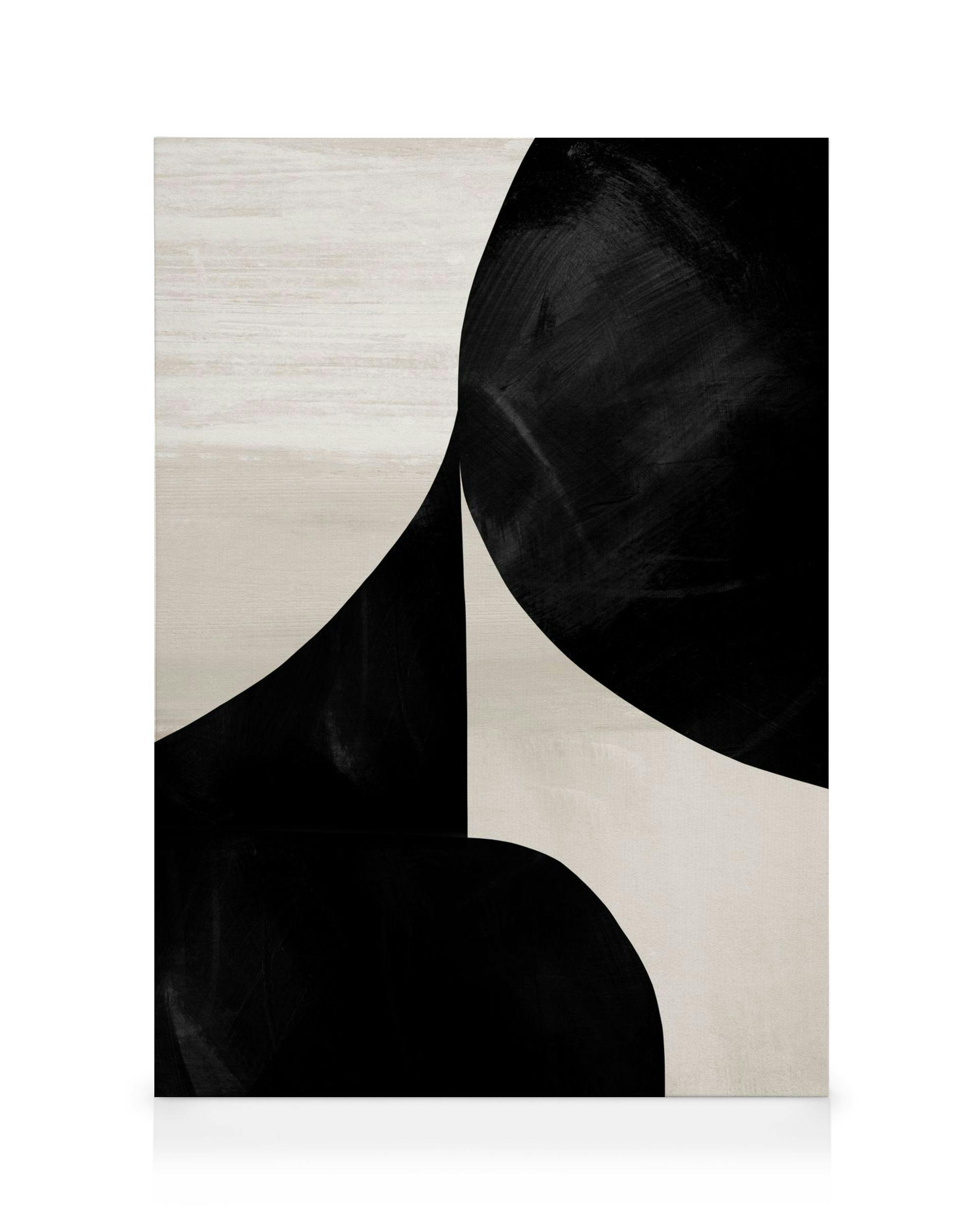 Toile abstraite avec des formes noires superposées sur un fond beige, créant une composition nocturne.