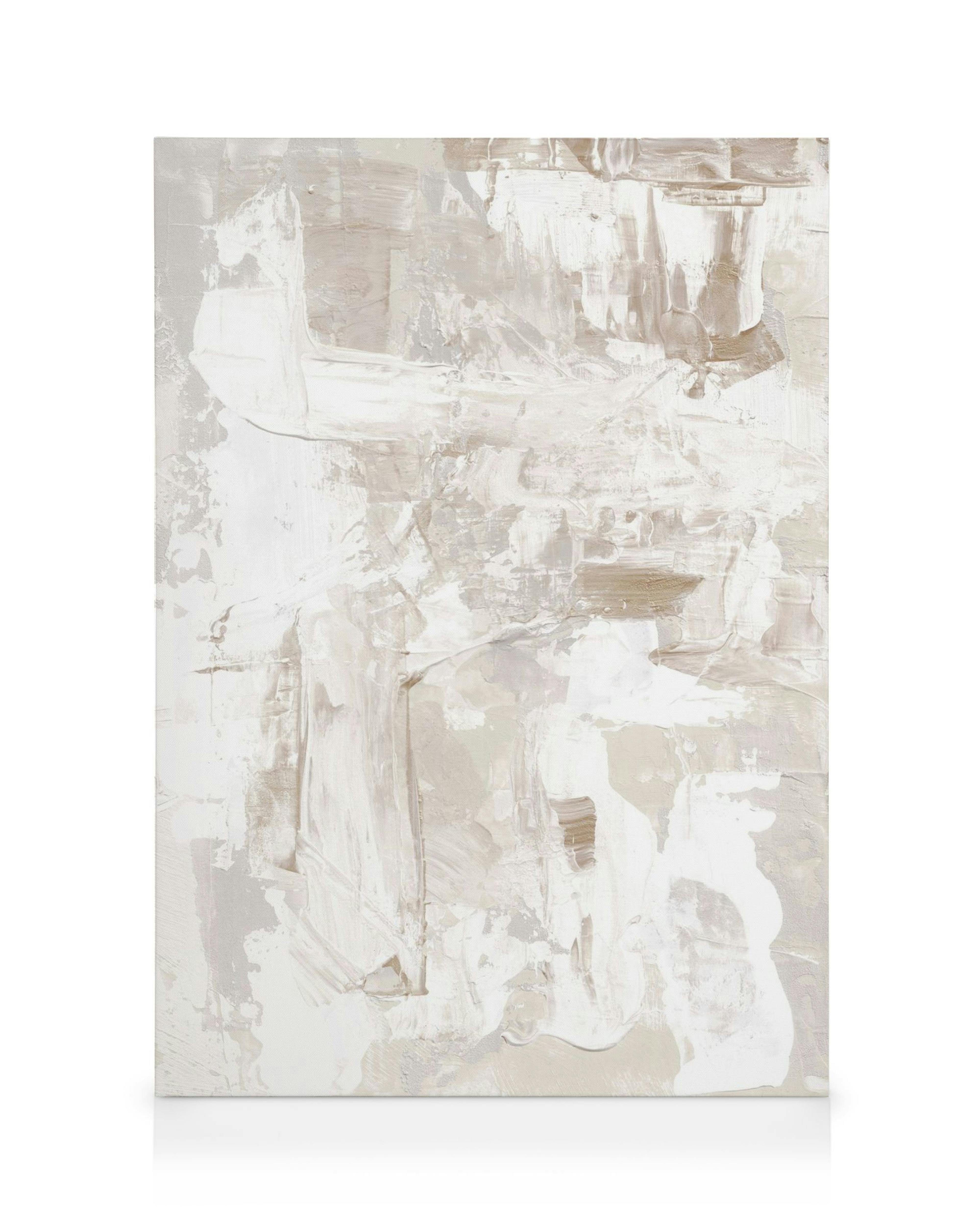 Toile abstraite avec coups de pinceau superposés blanc et beige sur fond blanc.