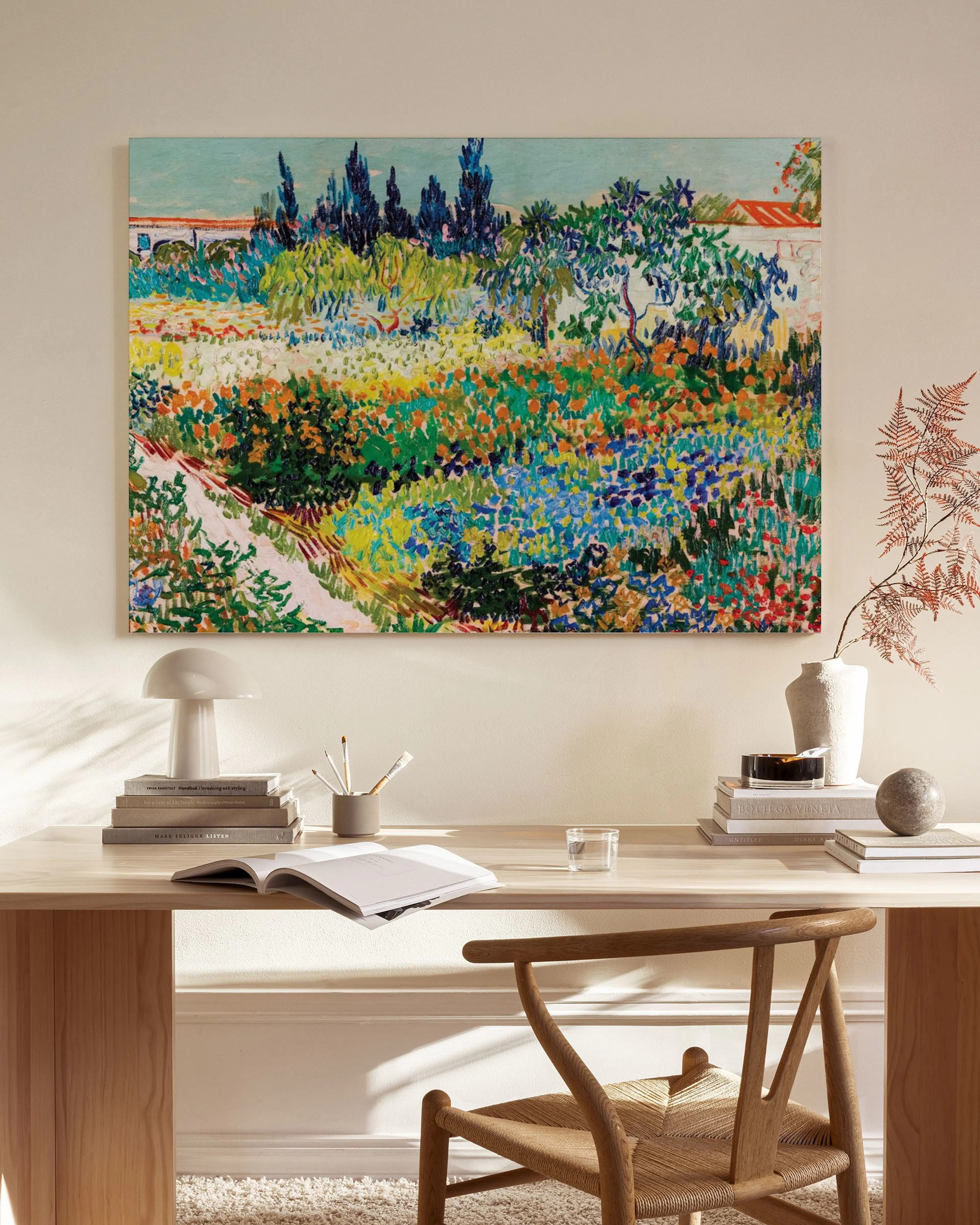 Toile aux couleurs vives dun jardin méditerranéen avec un sentier, suspendue dans un salon moderne.