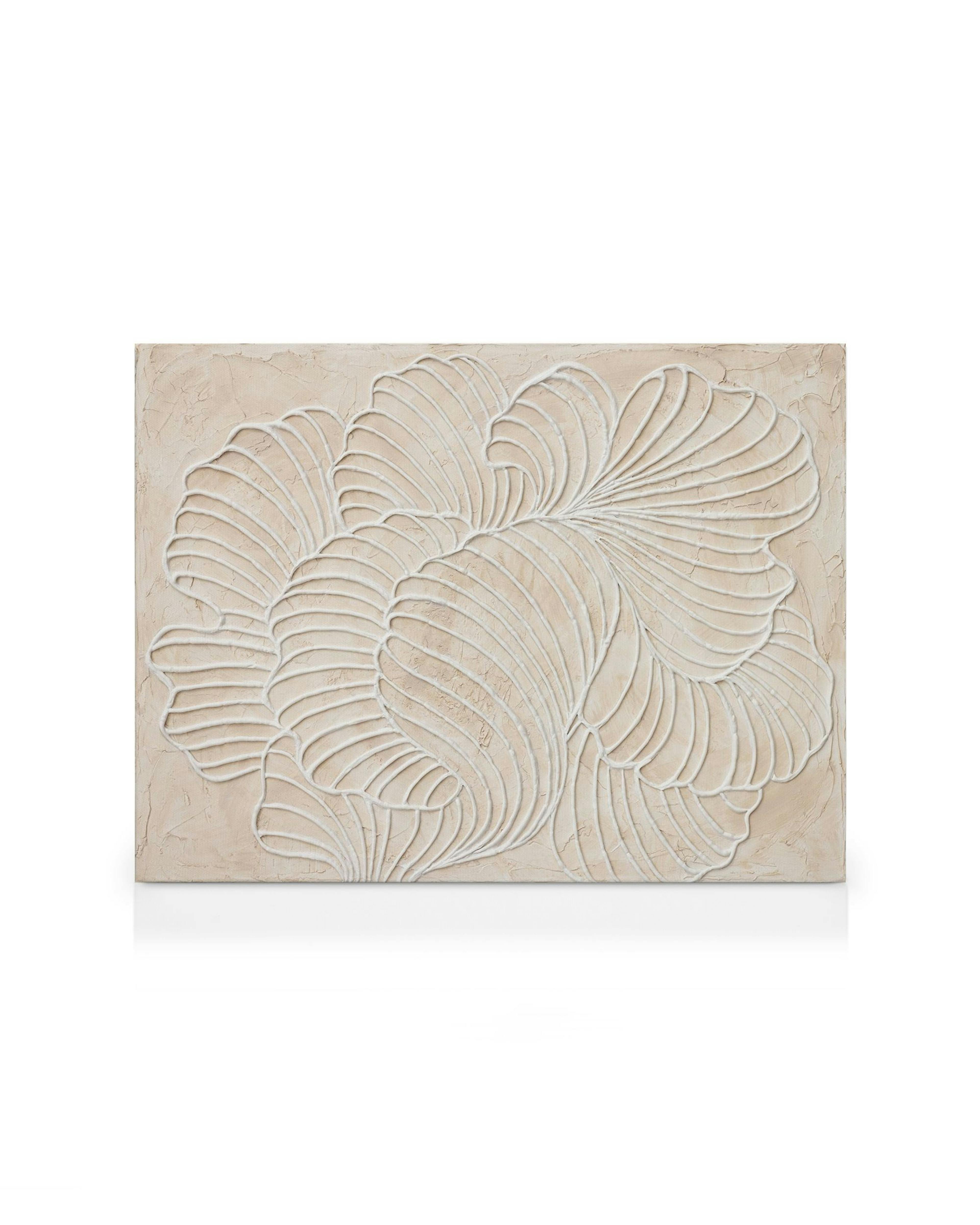 Tekstureret lærred med abstrakte, hvide, bølgede former på en beige baggrund.