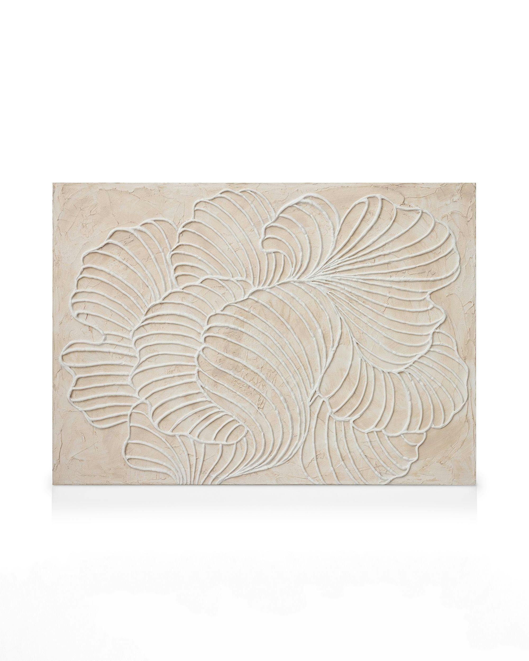 Toile beige texturée avec des motifs abstraits en relief blanc crème rappelant des feuilles ou des vagues.