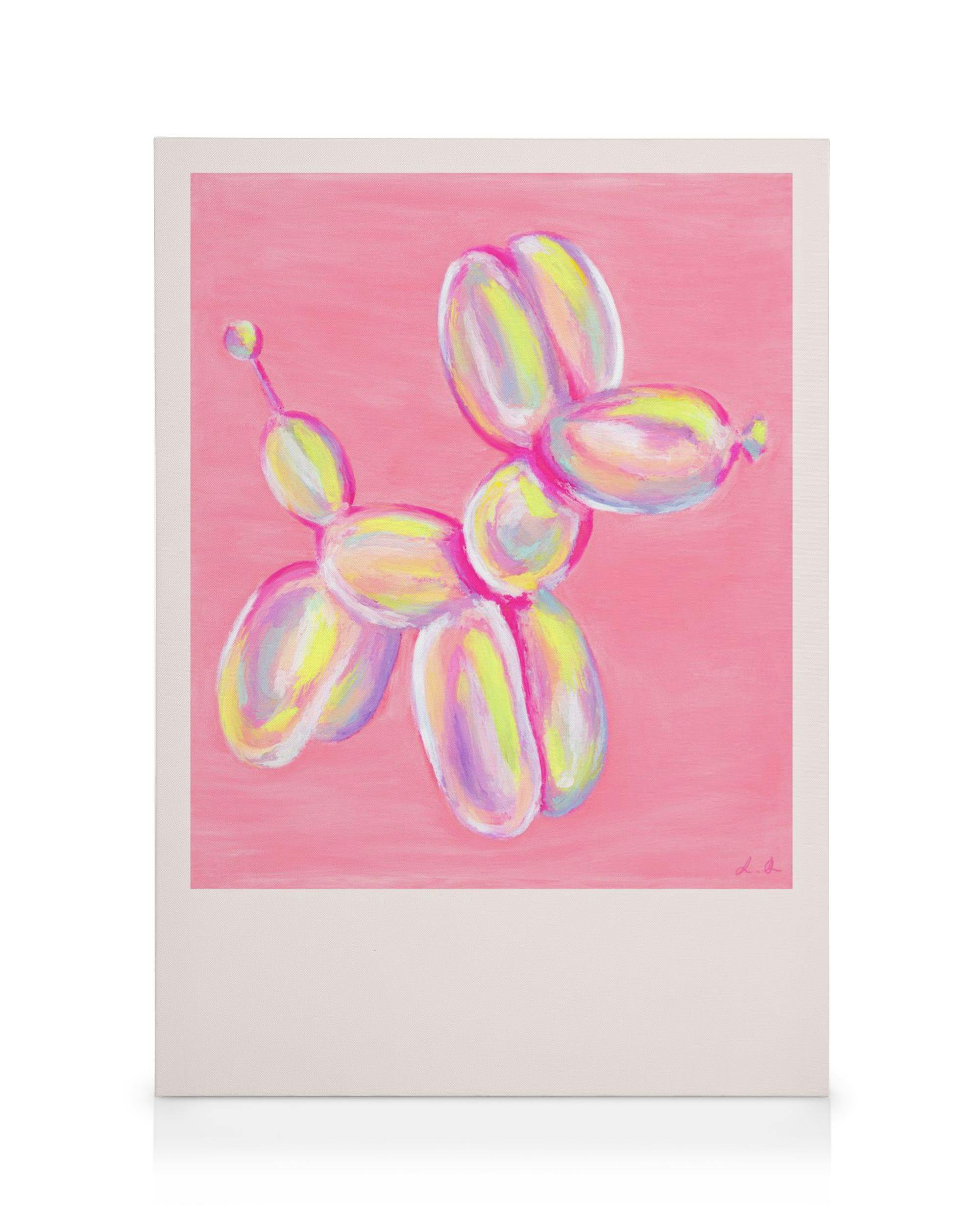 Färgglad ballonghund i gult, rosa och vitt på rosa bakgrund. Handmålad design med mjuka texturer och ljusreflektioner.