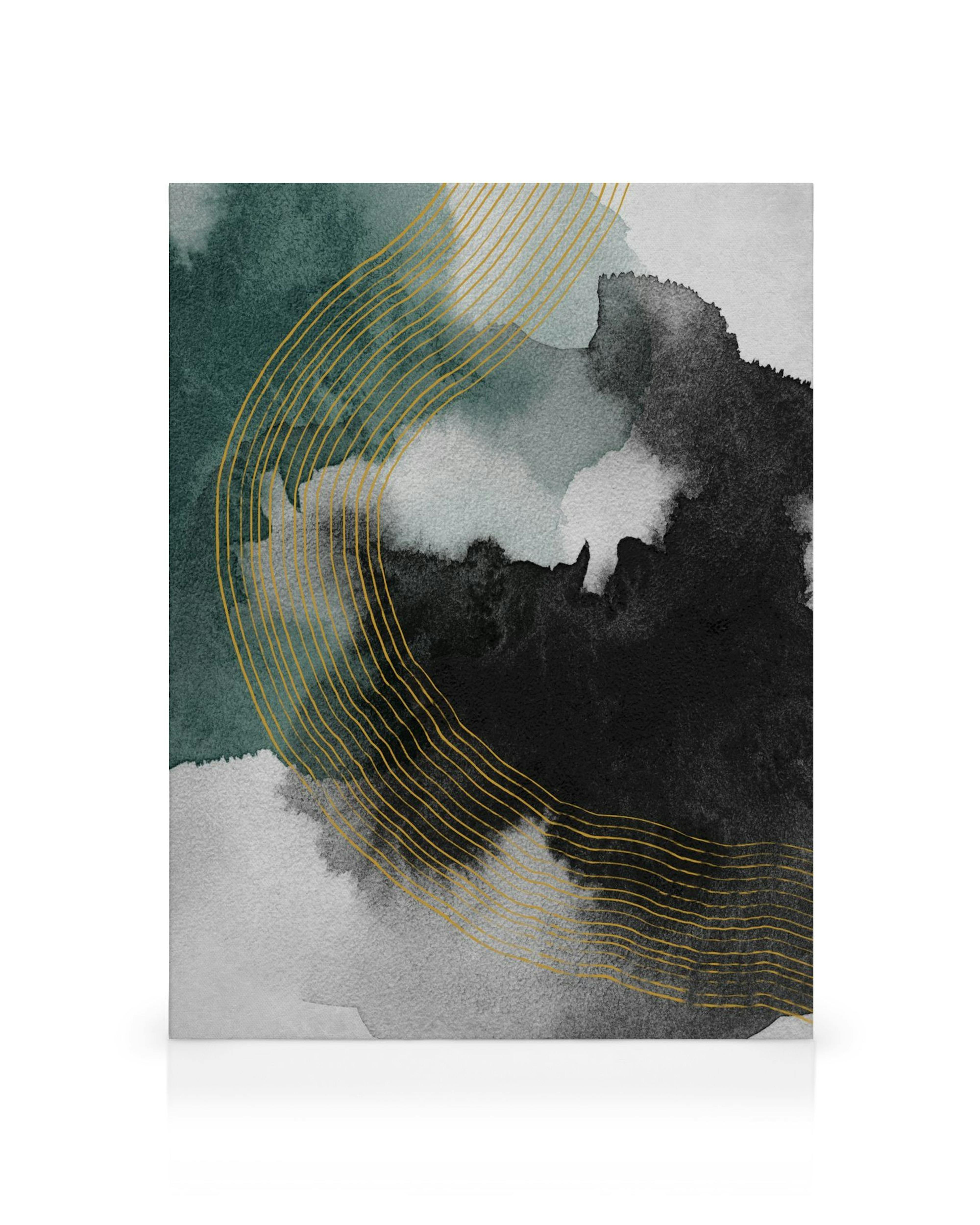 Abstrakt lærred med akvarelmaling i grønne, grå og sorte nuancer, prydet med buede, guldfarvede linjer.