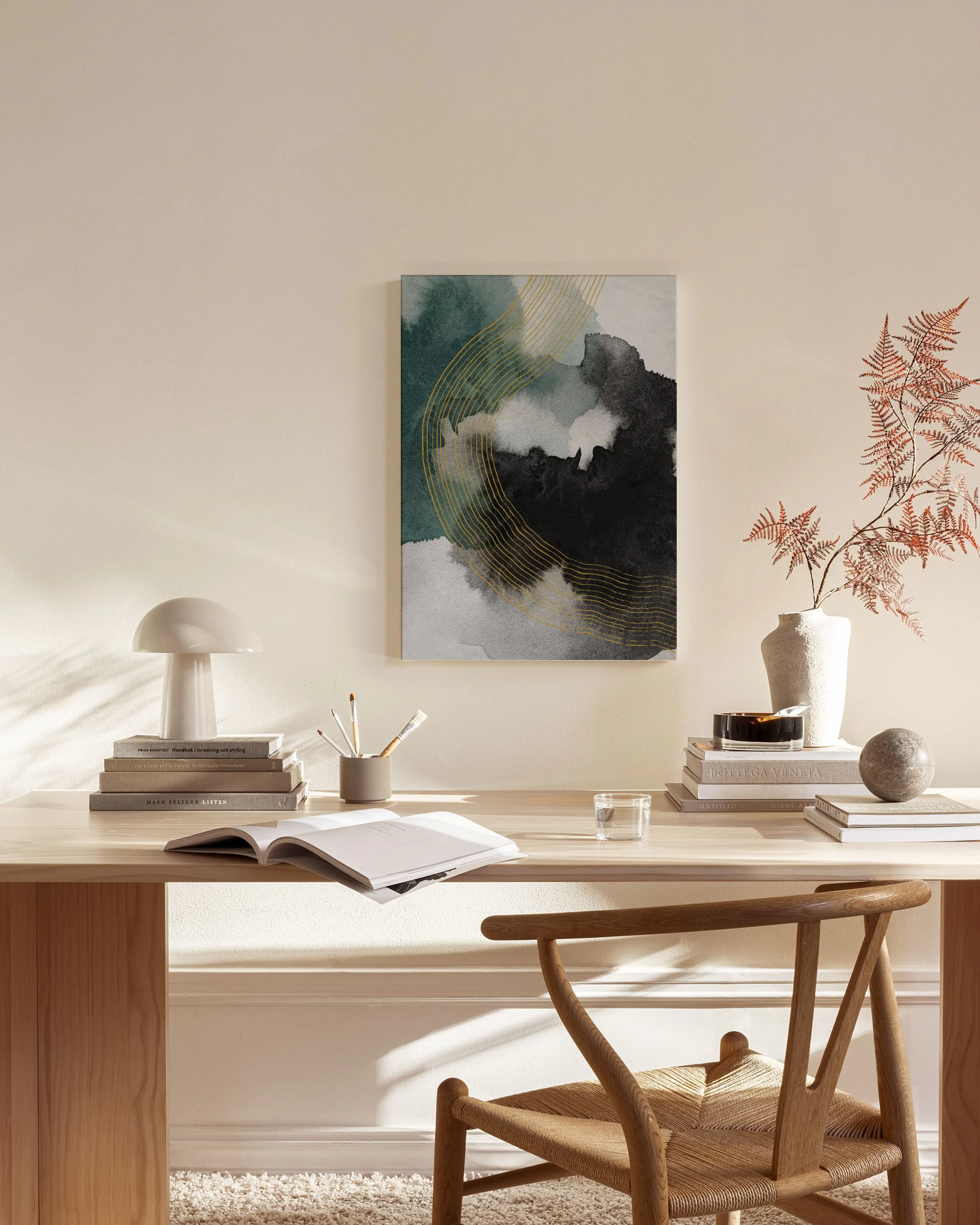 Leinwandbild mit dunkelgrünen, schwarzen und grauen abstrakten Formen, Goldlinien, hängt über einem Holzschrank im Wohnzimmer.
