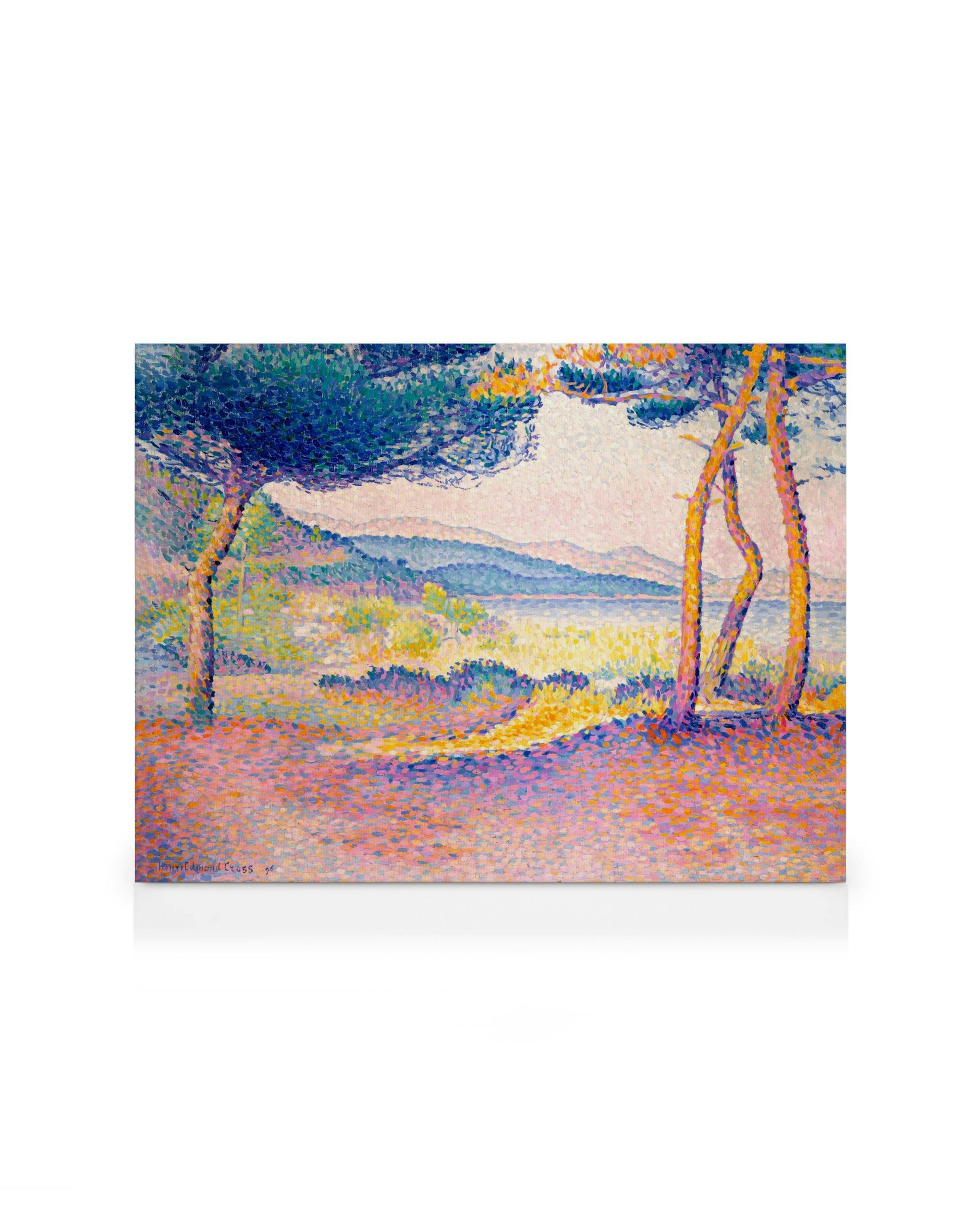 Pinos a lo largo de la orilla, pintura puntillista de Henri-Edmond Cross con árboles, lago y montañas en colores brillantes.