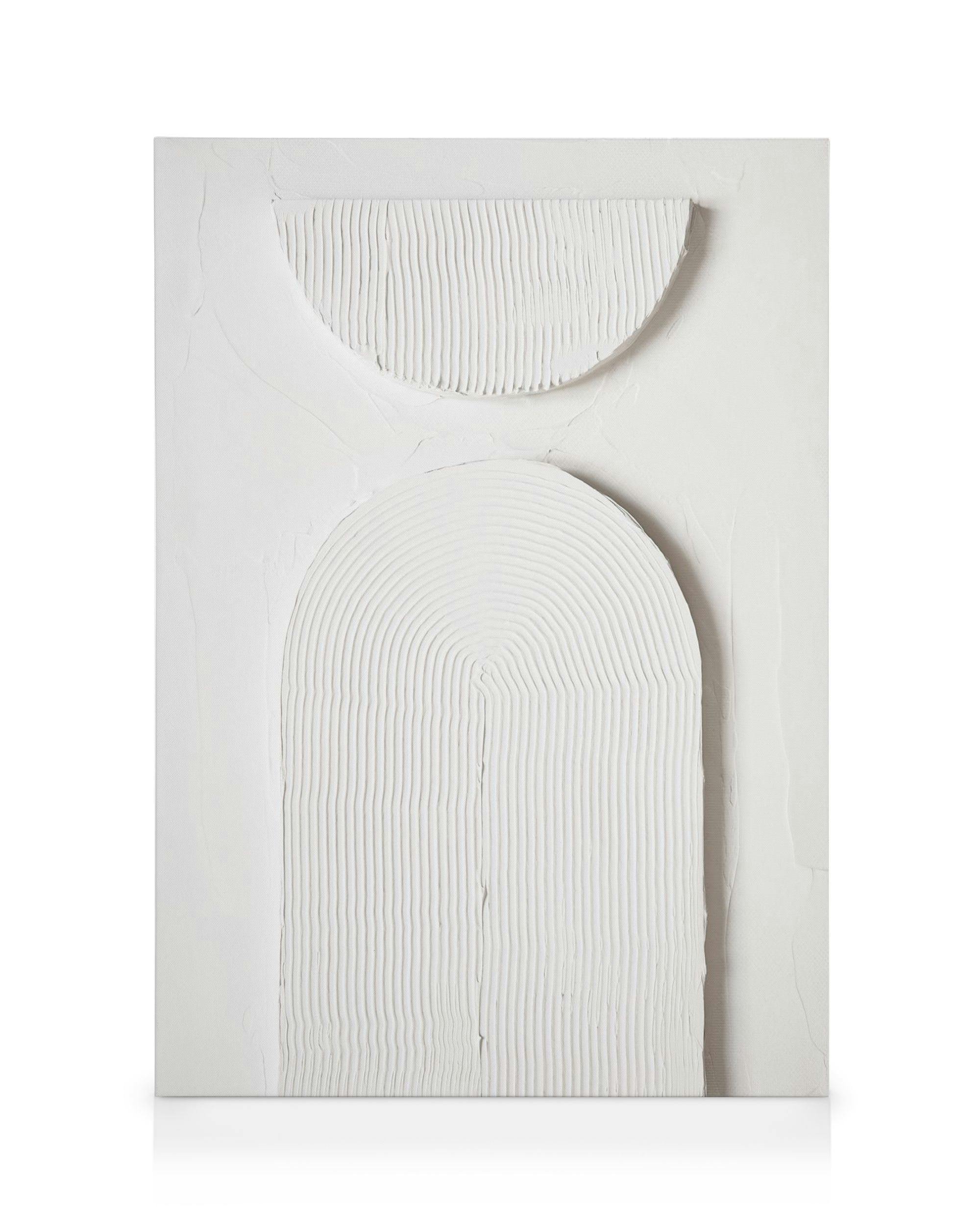 Λευκός καμβάς με ανάγλυφες γεωμετρικές υφές, ημικύκλιο και αψίδα με κάθετες γραμμές, μινιμαλιστικό στυλ.