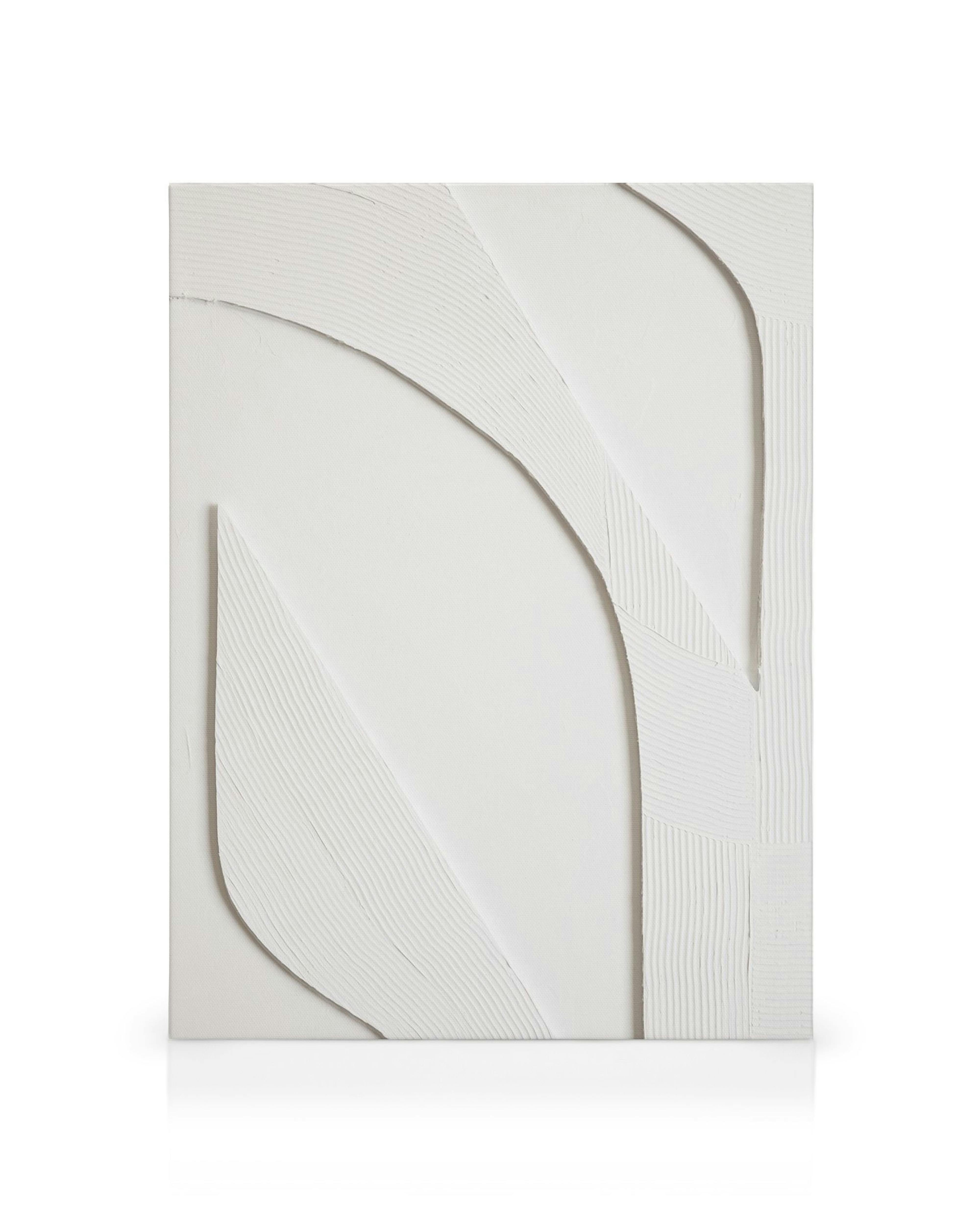 Abstrakt vit canvastavla med eleganta böjda linjer och texturerade former som skapar en dynamisk 3D-effekt, modern inredning.