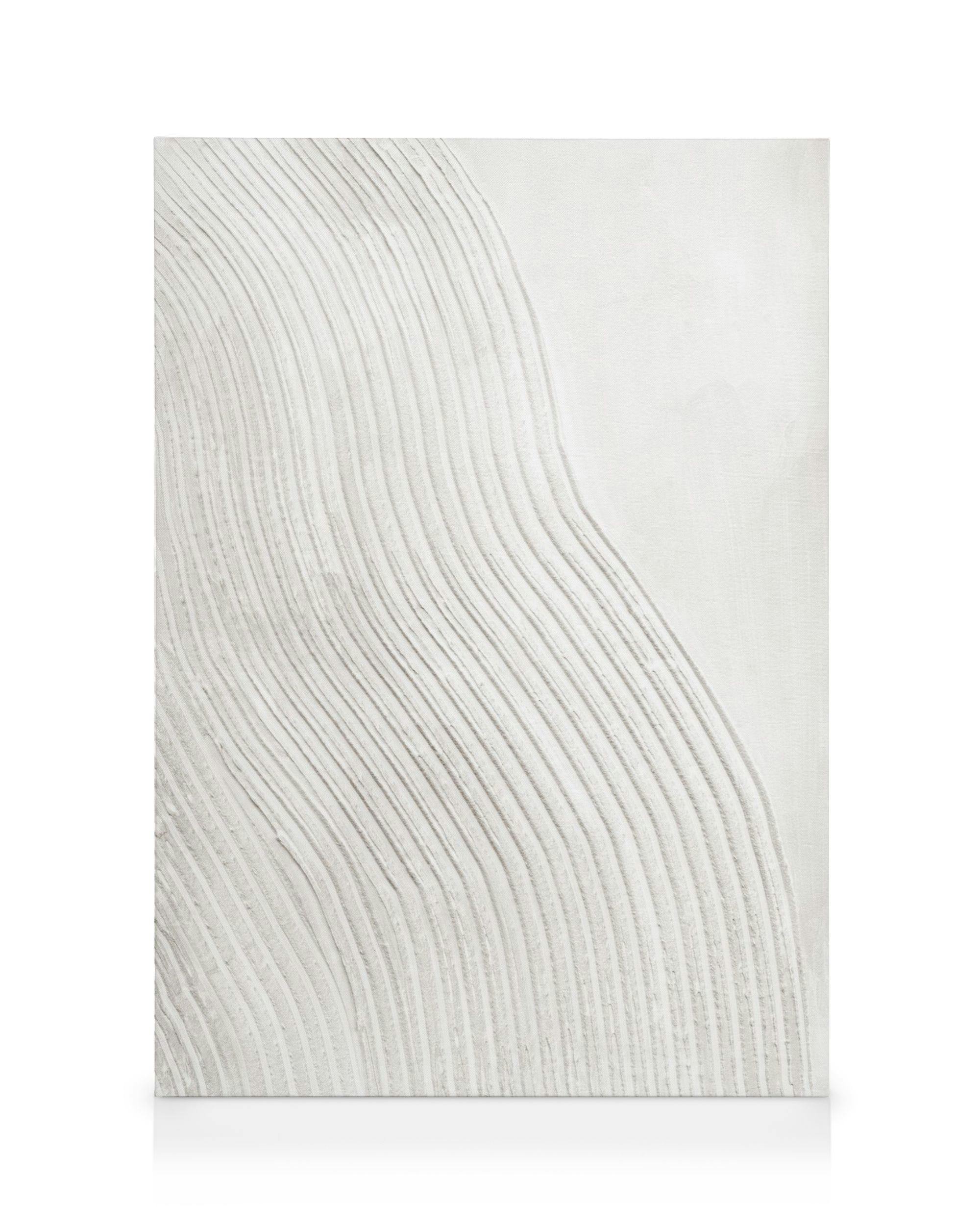 Bílý obraz na plátně s texturou měkkých, vlnitých linií, připomínající písečné duny.