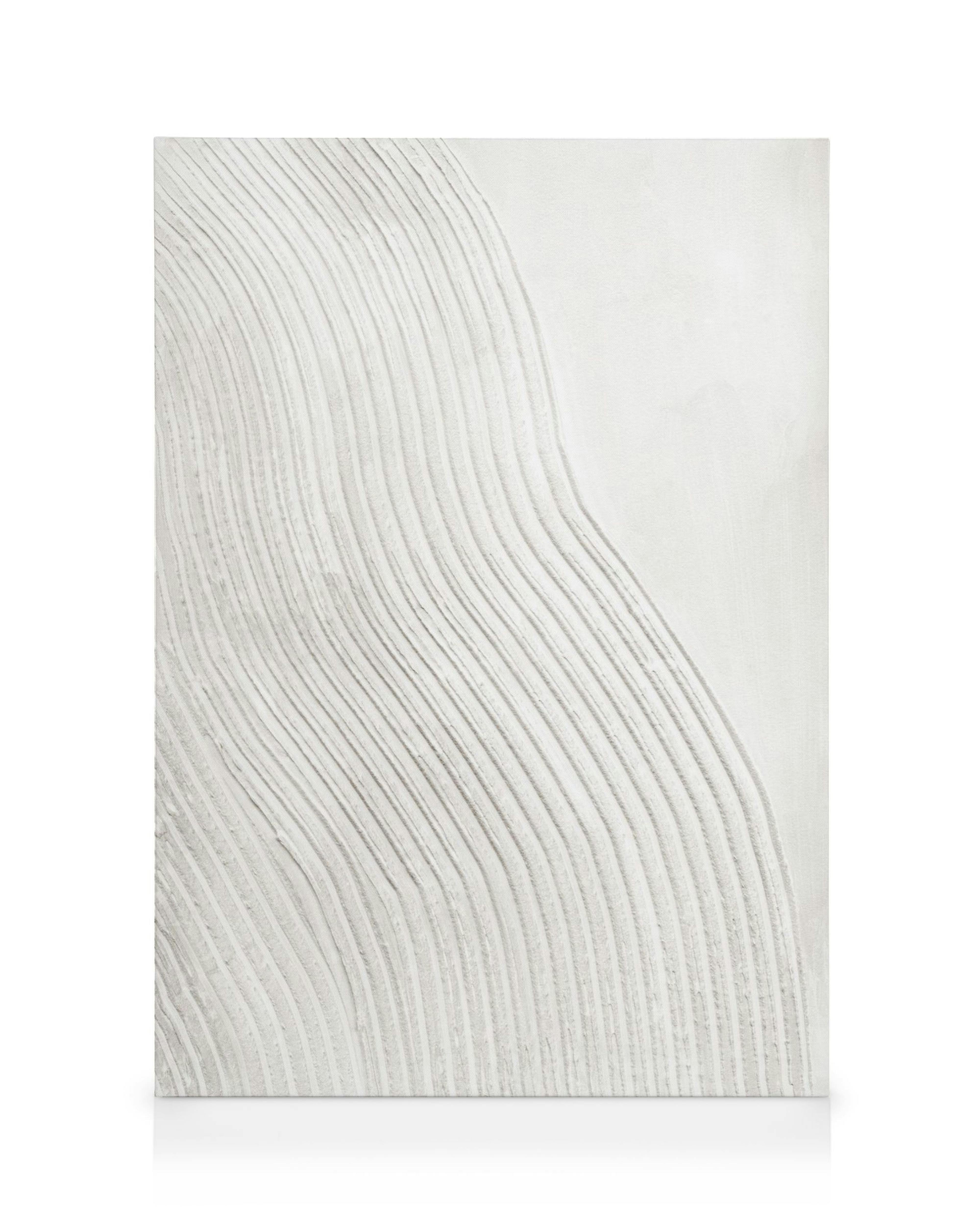 Bílý obraz na plátně s texturou měkkých, vlnitých linií, připomínající písečné duny.