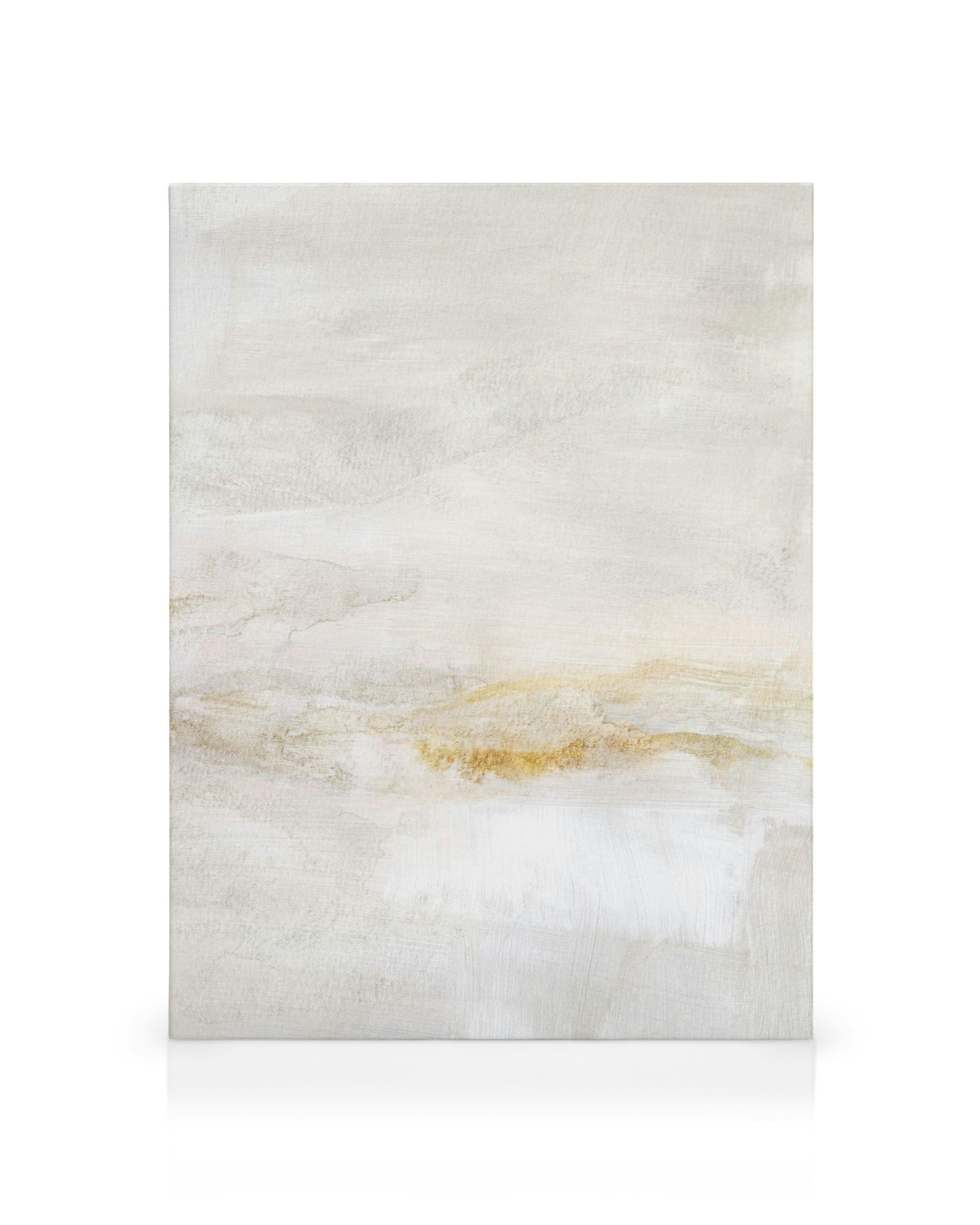 Stampa su tela astratta con pennellate bianche, beige e oro, che creano un effetto paesaggio minimalista.
