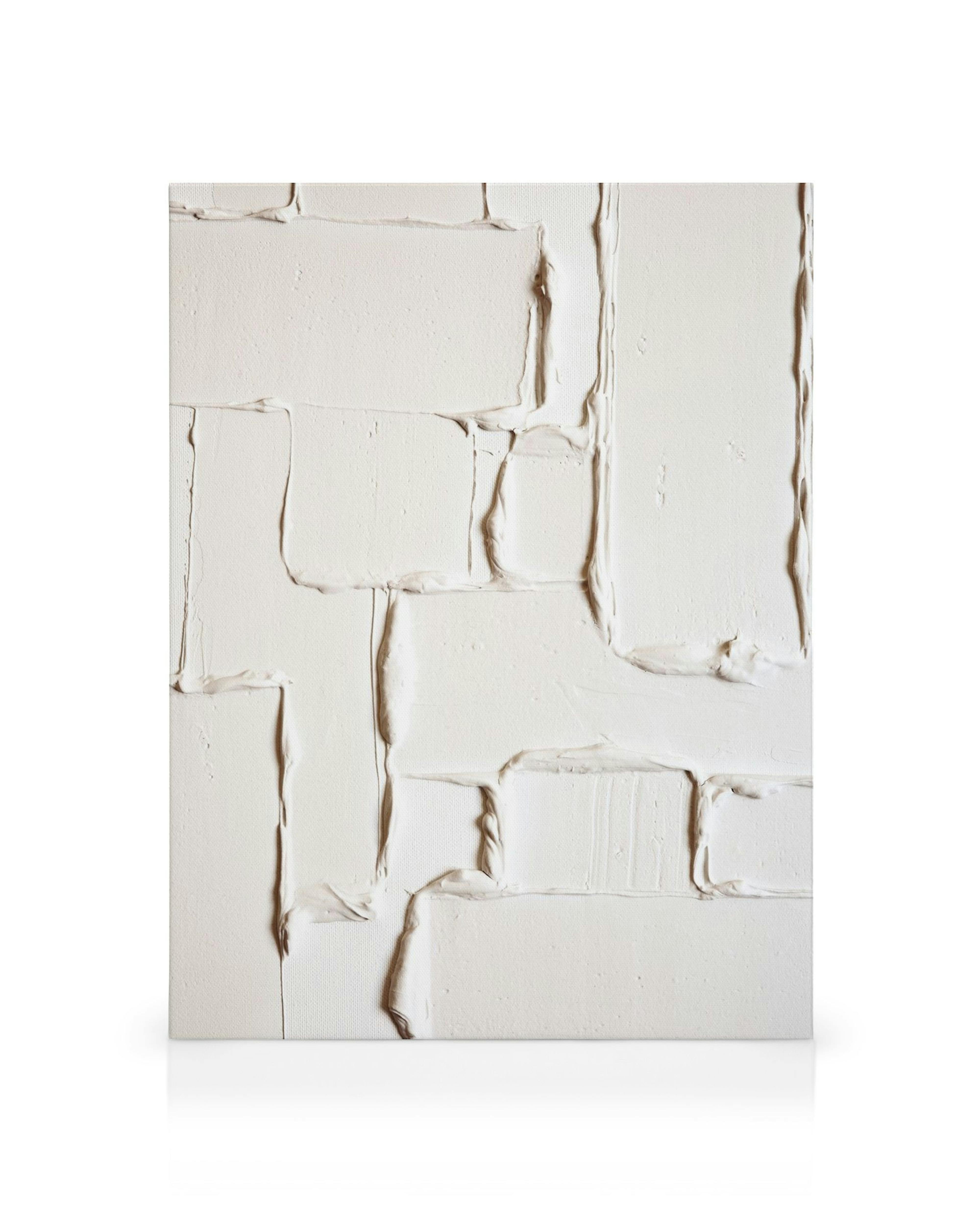 Toile à texture beige avec des motifs de briques sculptées en relief et des lignes verticales et horizontales. Lœuvre présente u