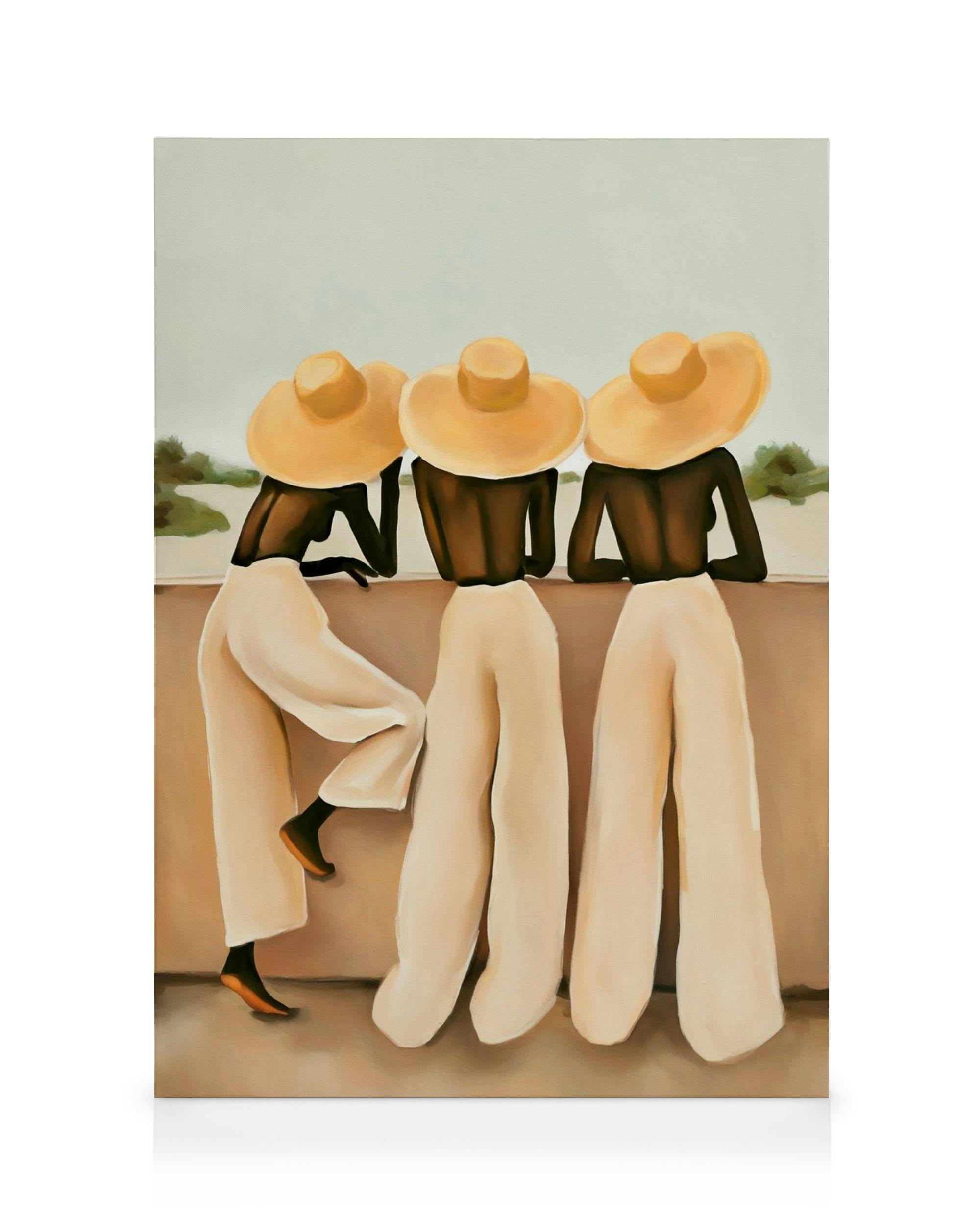 Een canvas met een schilderij van drie vrouwen met strooien hoeden en beige broeken, leunend op een muur.