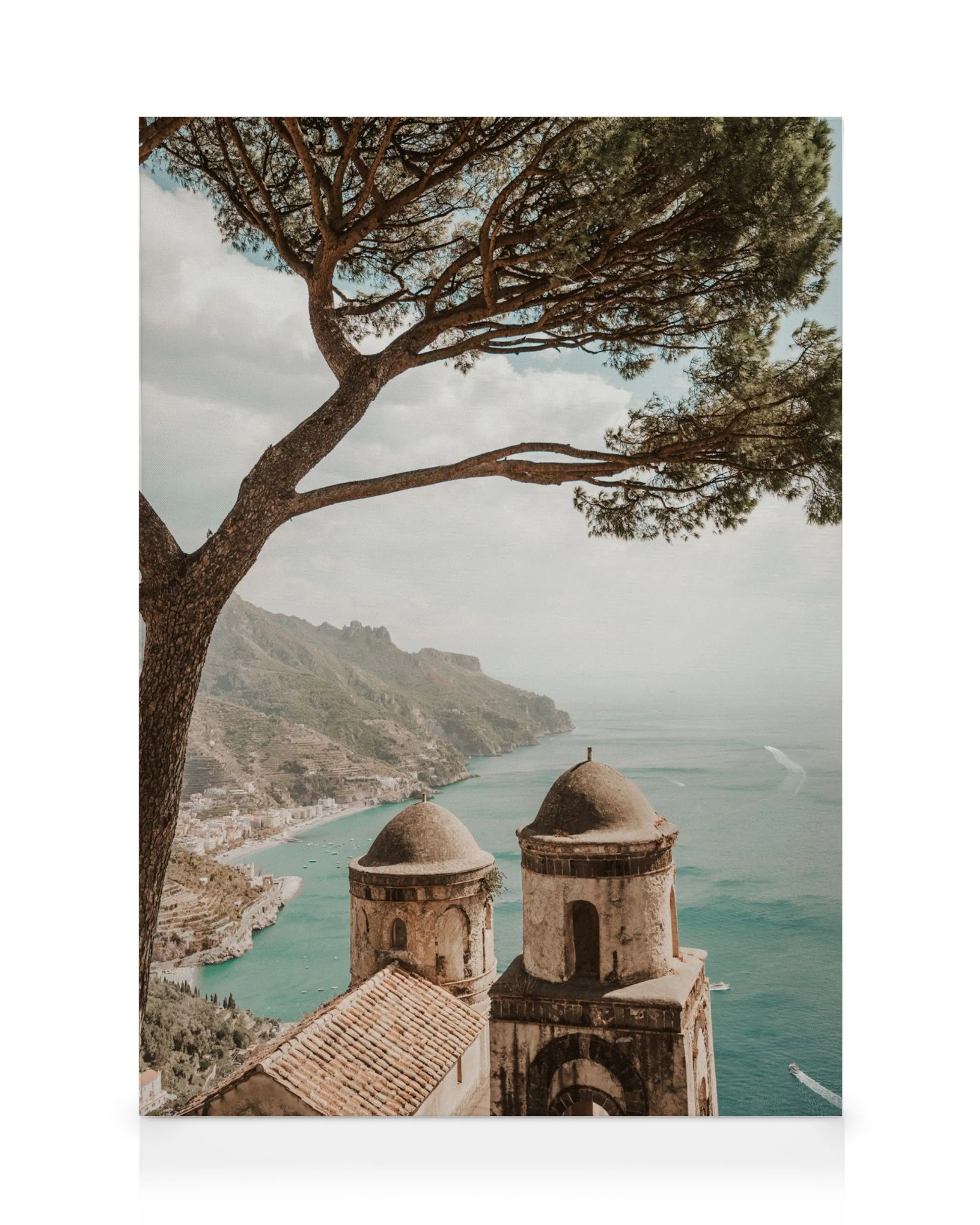 Lienzo de una vista panorámica de la costa de Amalfi con un pino, torres de iglesia y el mar turquesa.