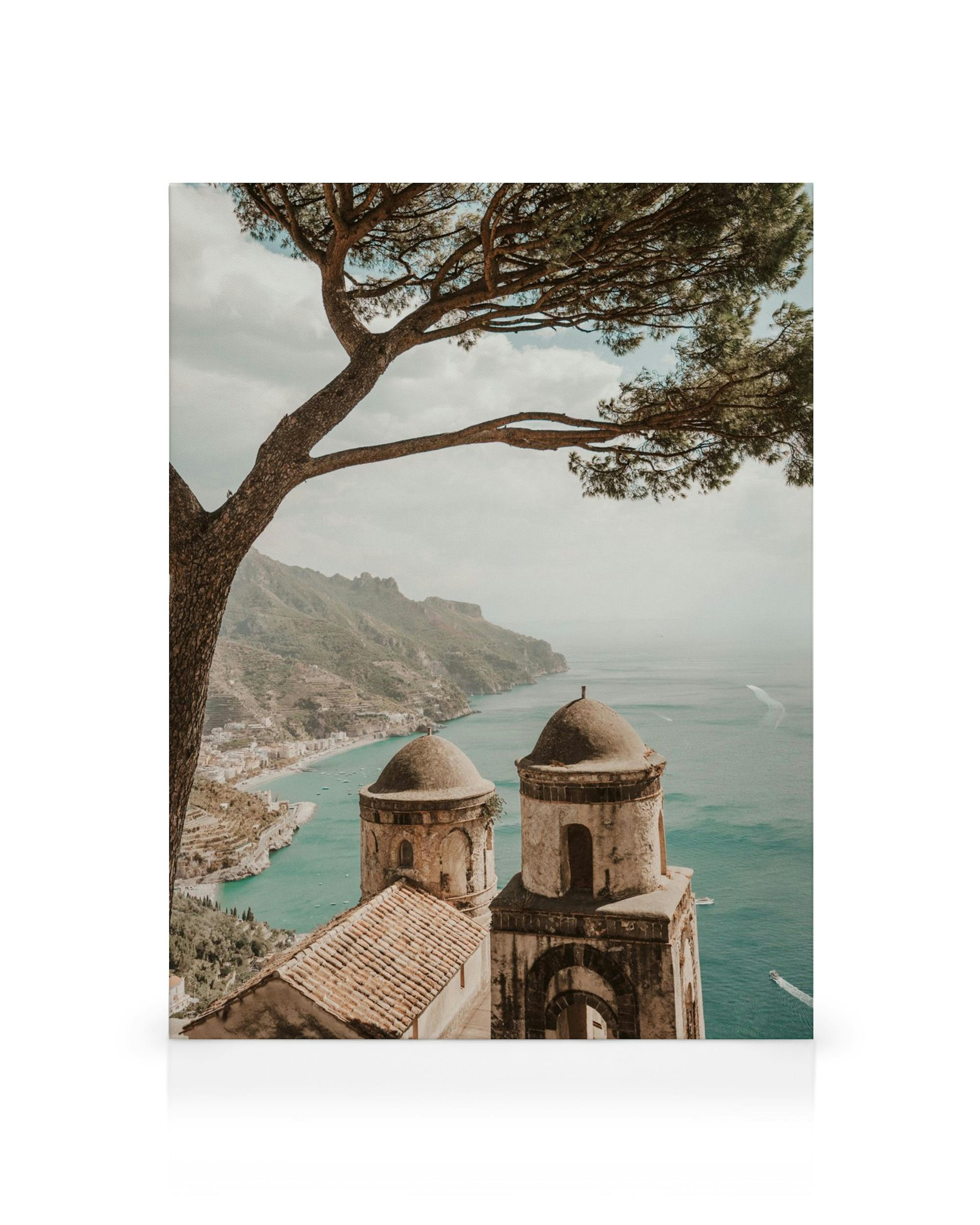 Canvas met een uitzicht over de Italiaanse kust, met een boom, twee koepels en de zee.