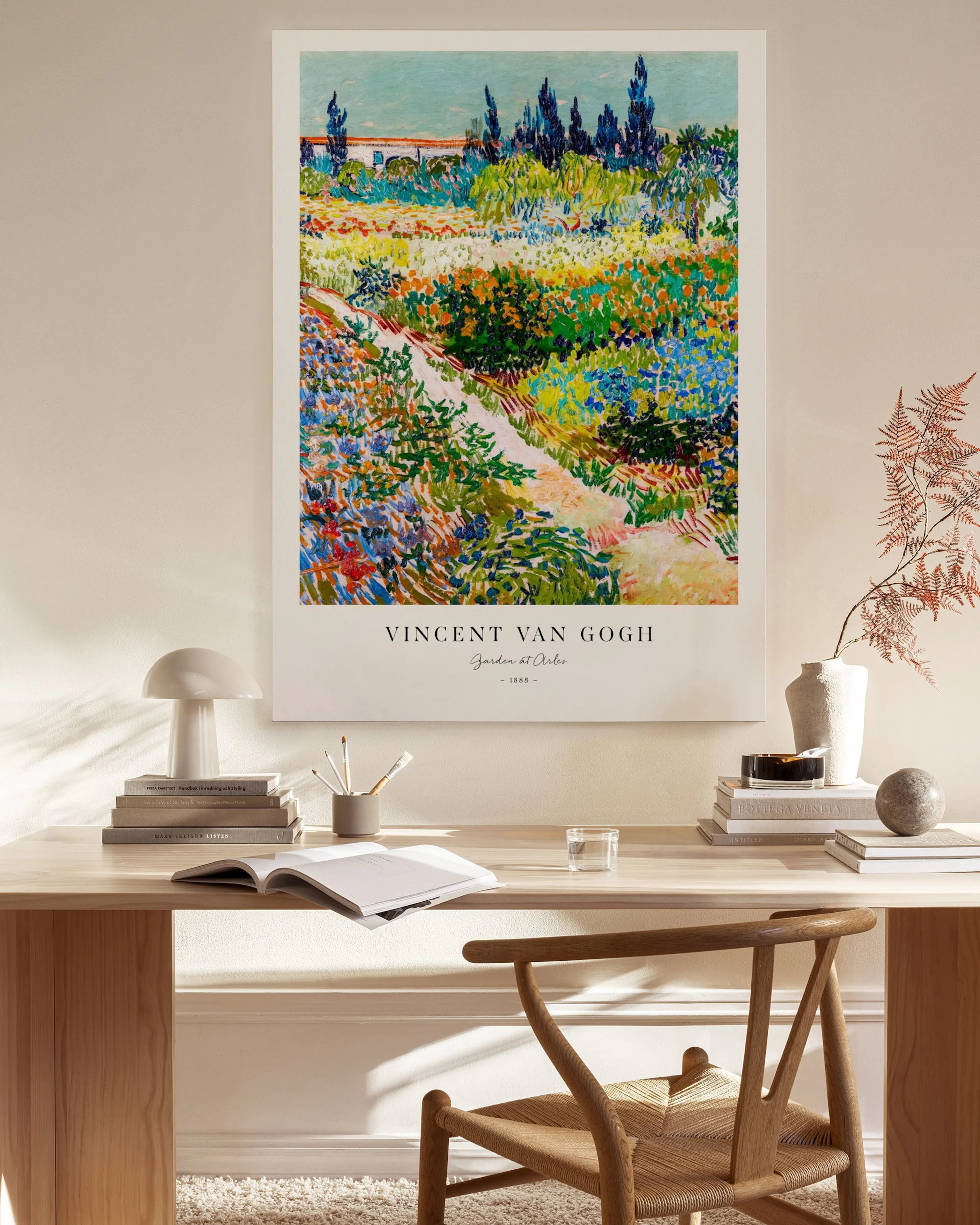 Toile Jardin à Arles de Van Gogh, aux couleurs vives vertes, bleues et oranges, avec un chemin sinueux.