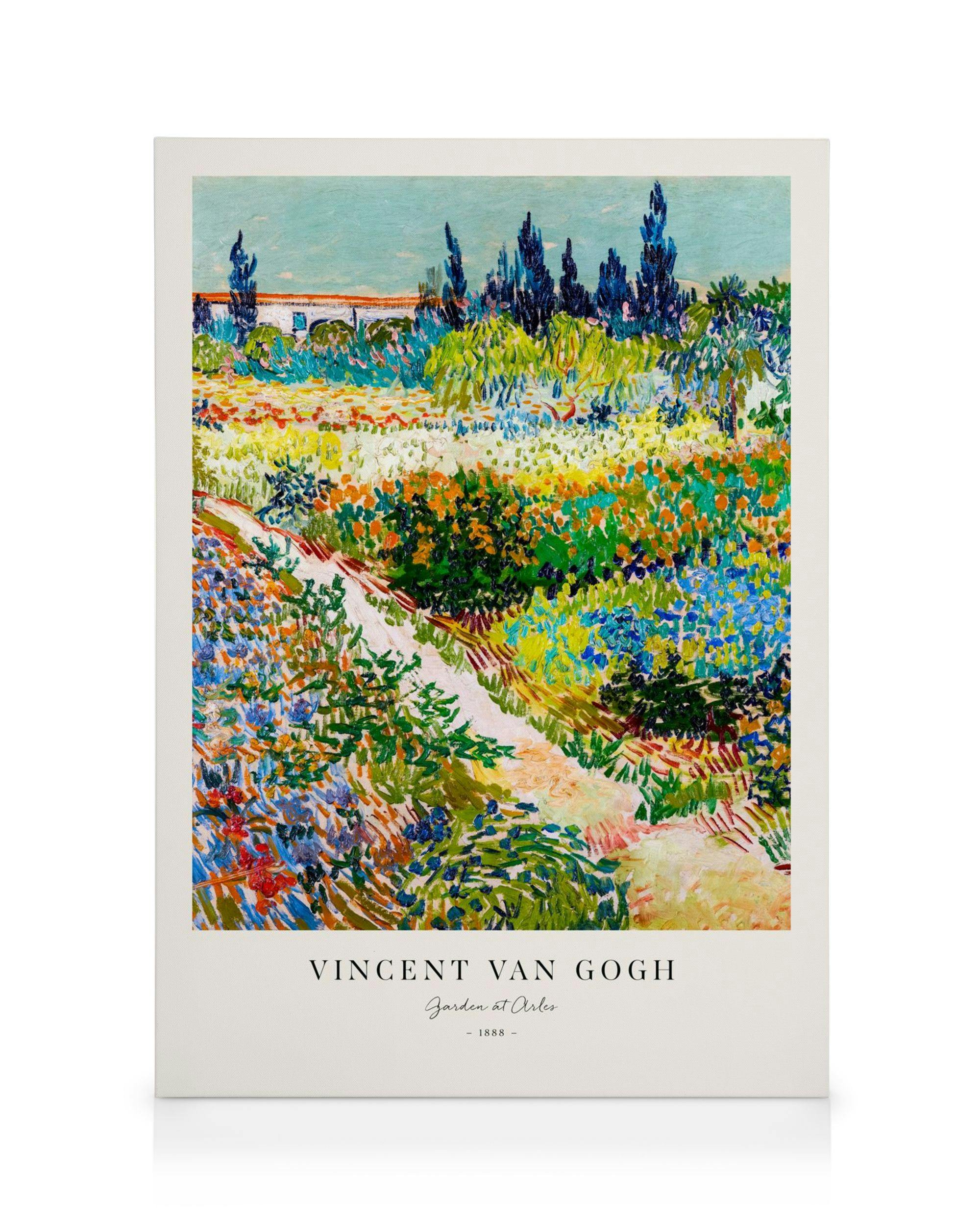 Ein Leinwandbild von Van Goghs Garten in Arles mit einem Pfad, der durch ein buntes Blumenfeld und grüne Bäume führt.