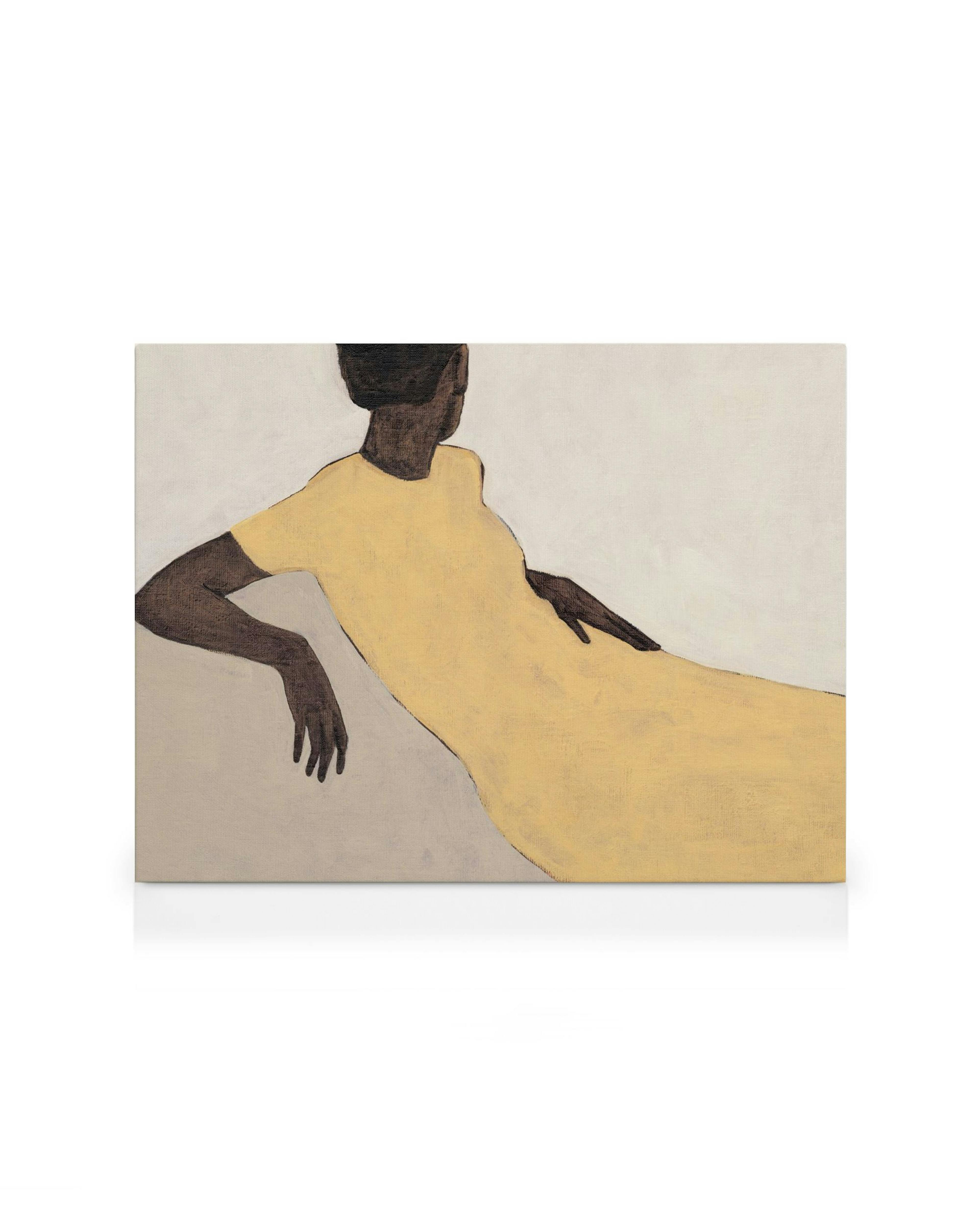 Obraz na płótnie przedstawiający ciemnoskórą kobietę w żółtej sukience, siedzącą na jasnoszarym tle.