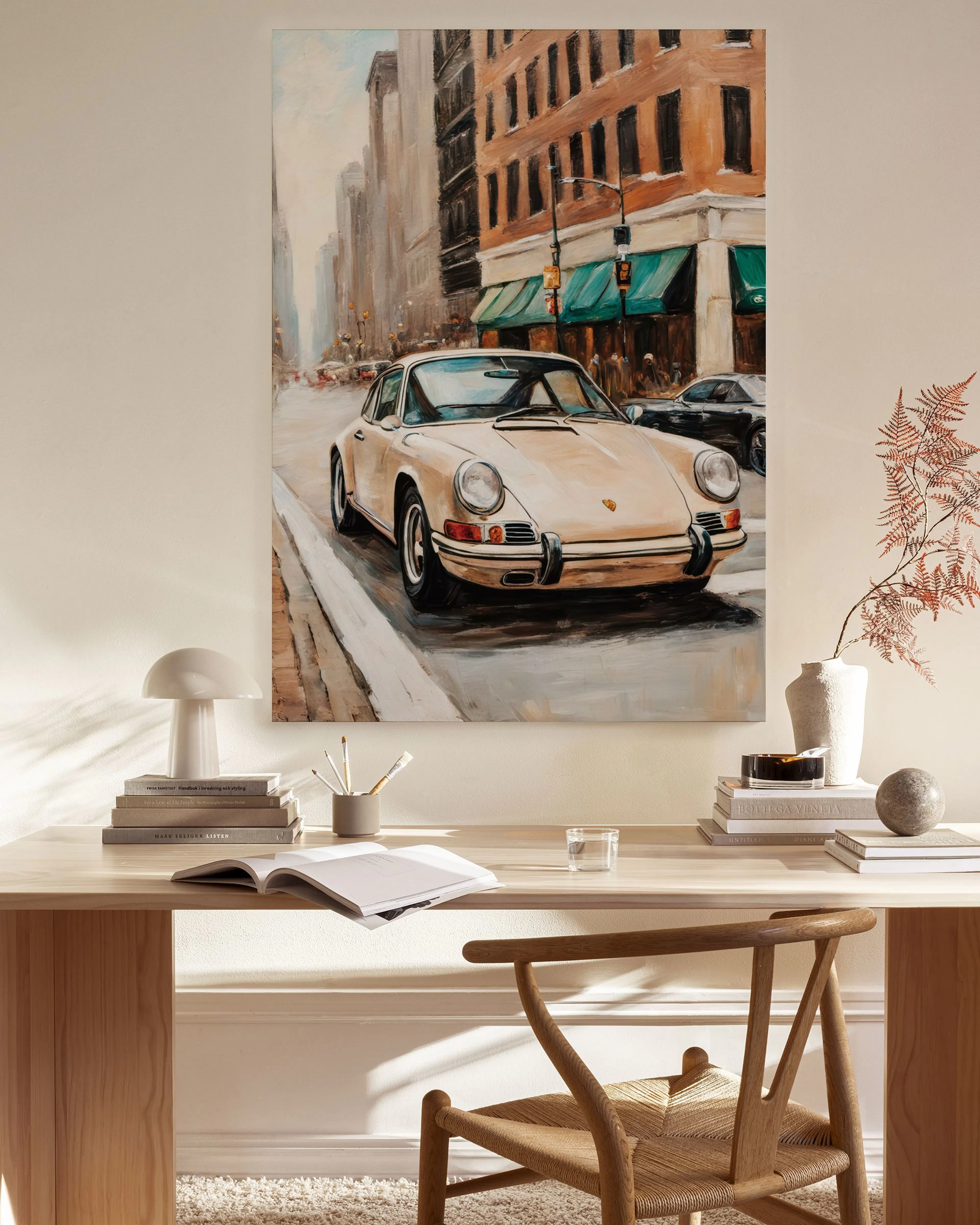 Canvastavla med en klassisk beige Porsche på en stadsgata, hängande i ett modernt vardagsrum.