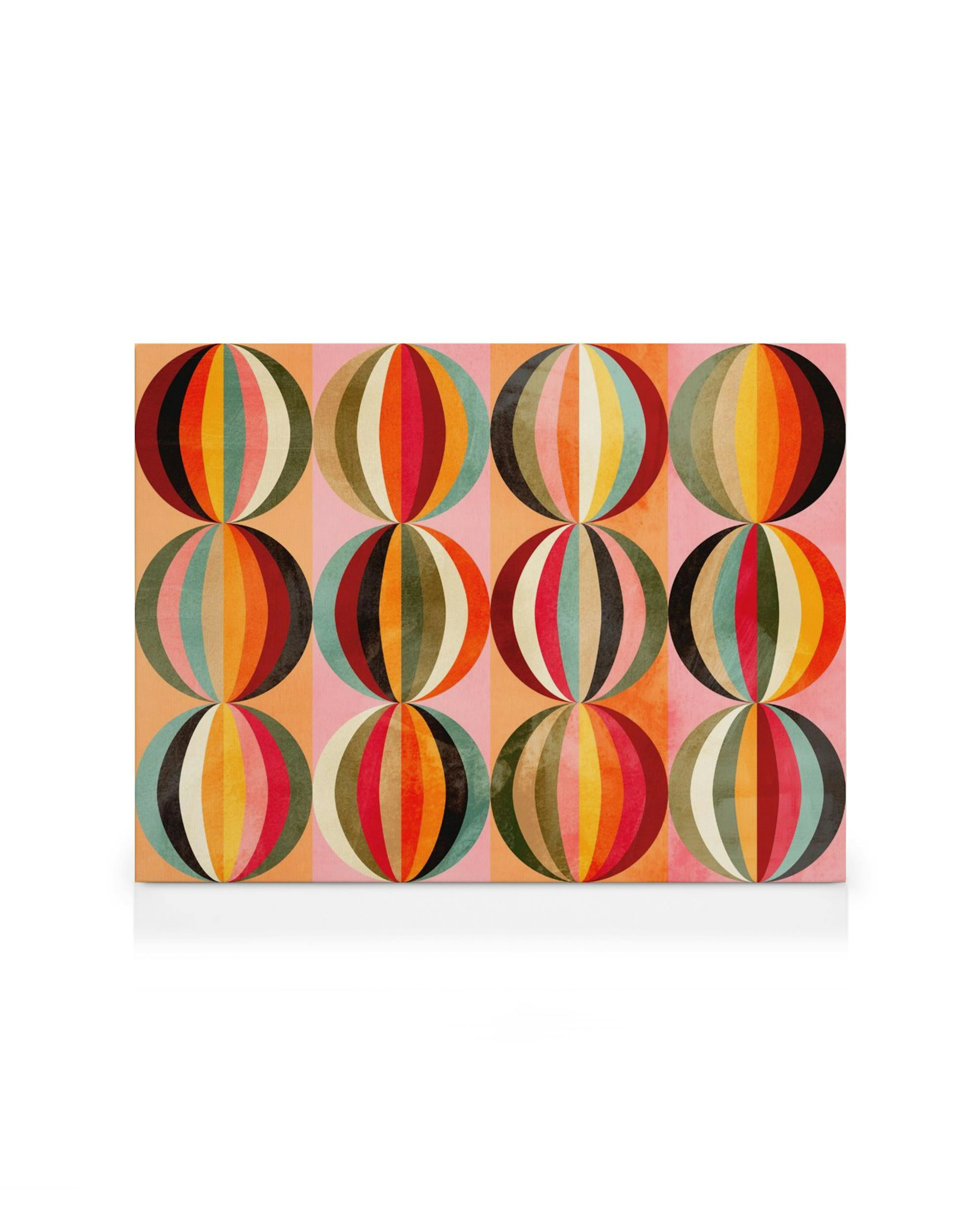 Lienzo con diseño retro de círculos de colores vibrantes como naranja, rojo, azul y verde, sobre fondo a rayas.