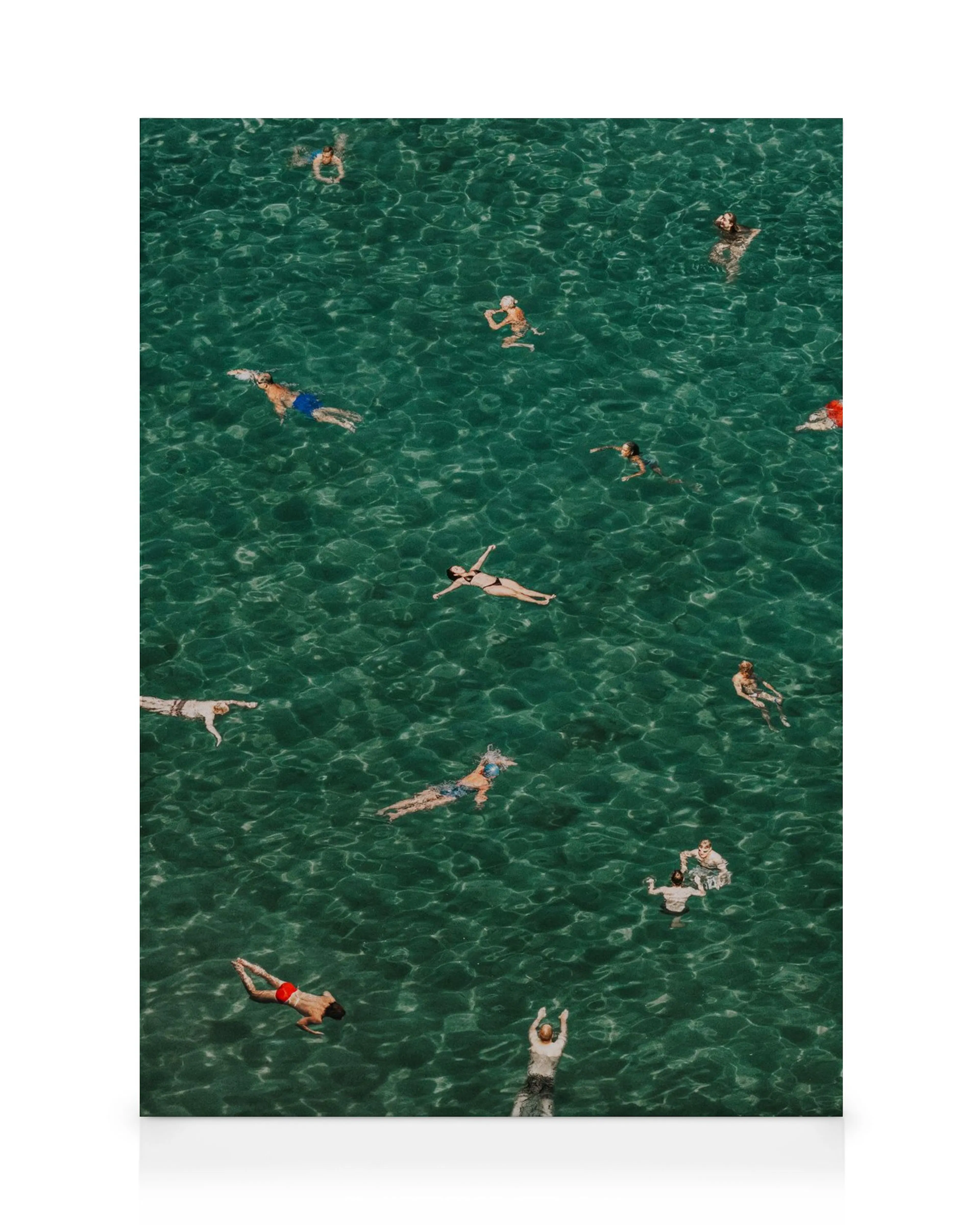 Toile photo aérienne montrant des personnes nageant dans une eau turquoise, ambiance estivale.