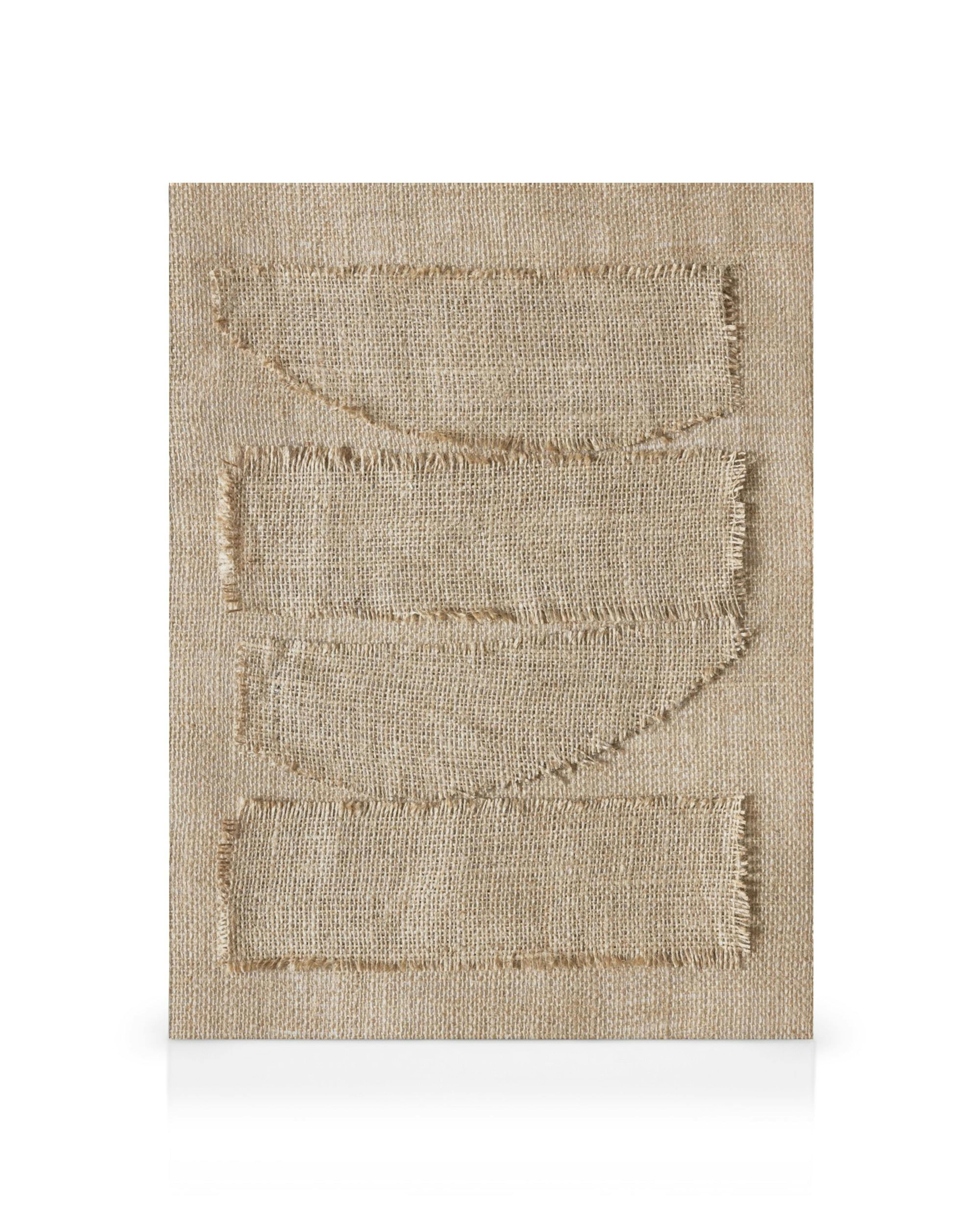 Lærred med lapper i jutestof i varierende former og nuancer af beige, syet på lærred, med frynsede kanter.