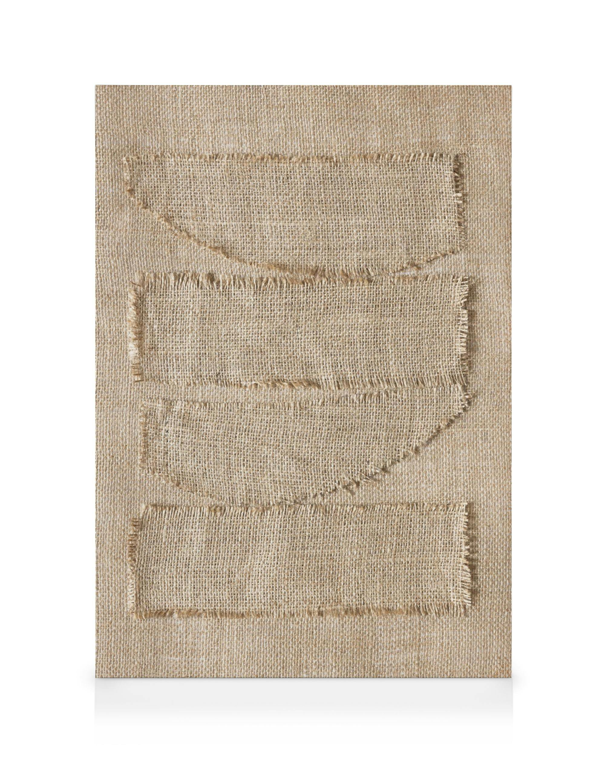 Leinwandbild mit Textur, das vier unregelmäßige Formen aus beigefarbenem Sackleinen auf einem ähnlichen Hintergrund zeigt, mit a