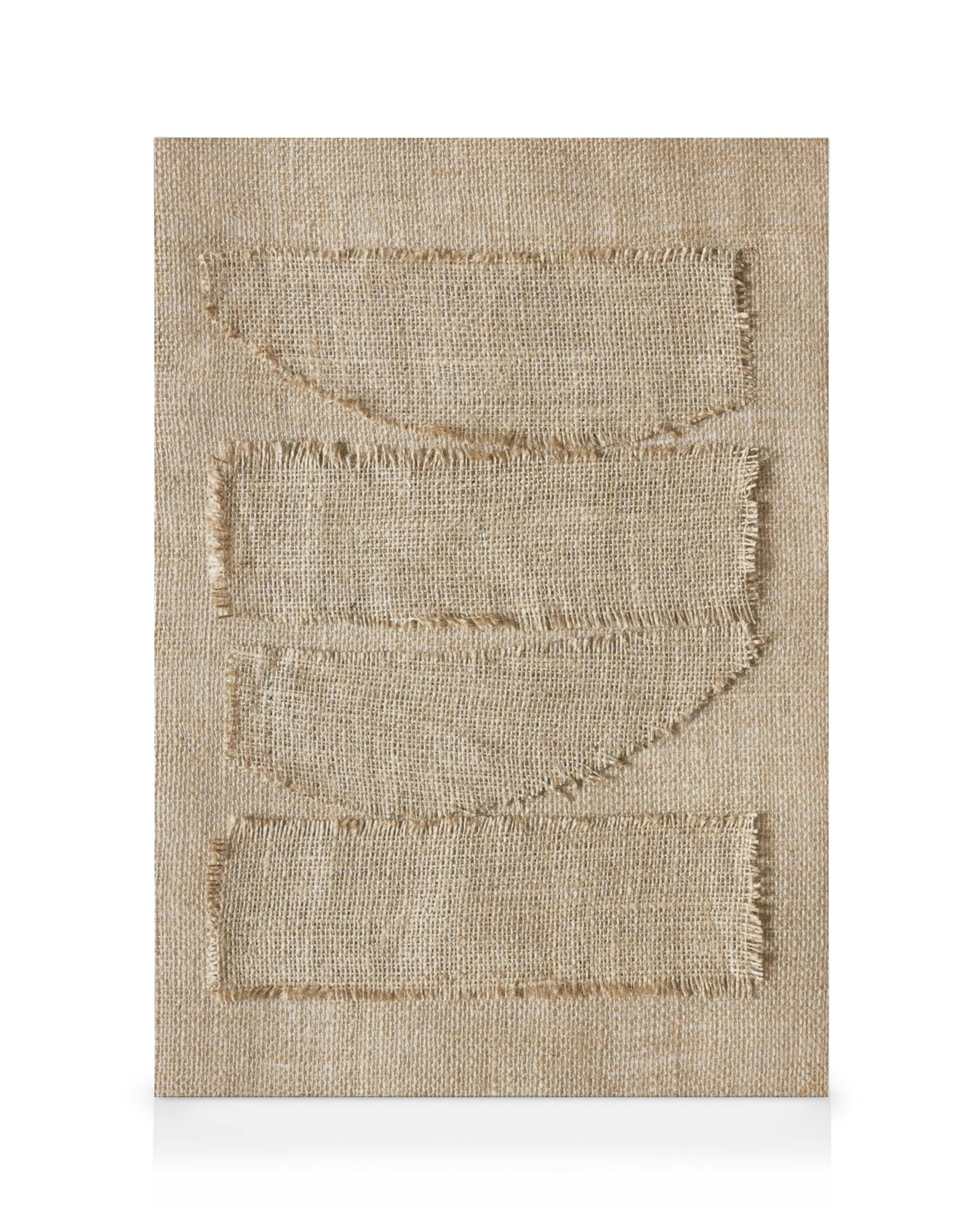 Leinwandbild mit Textur, das vier unregelmäßige Formen aus beigefarbenem Sackleinen auf einem ähnlichen Hintergrund zeigt, mit a