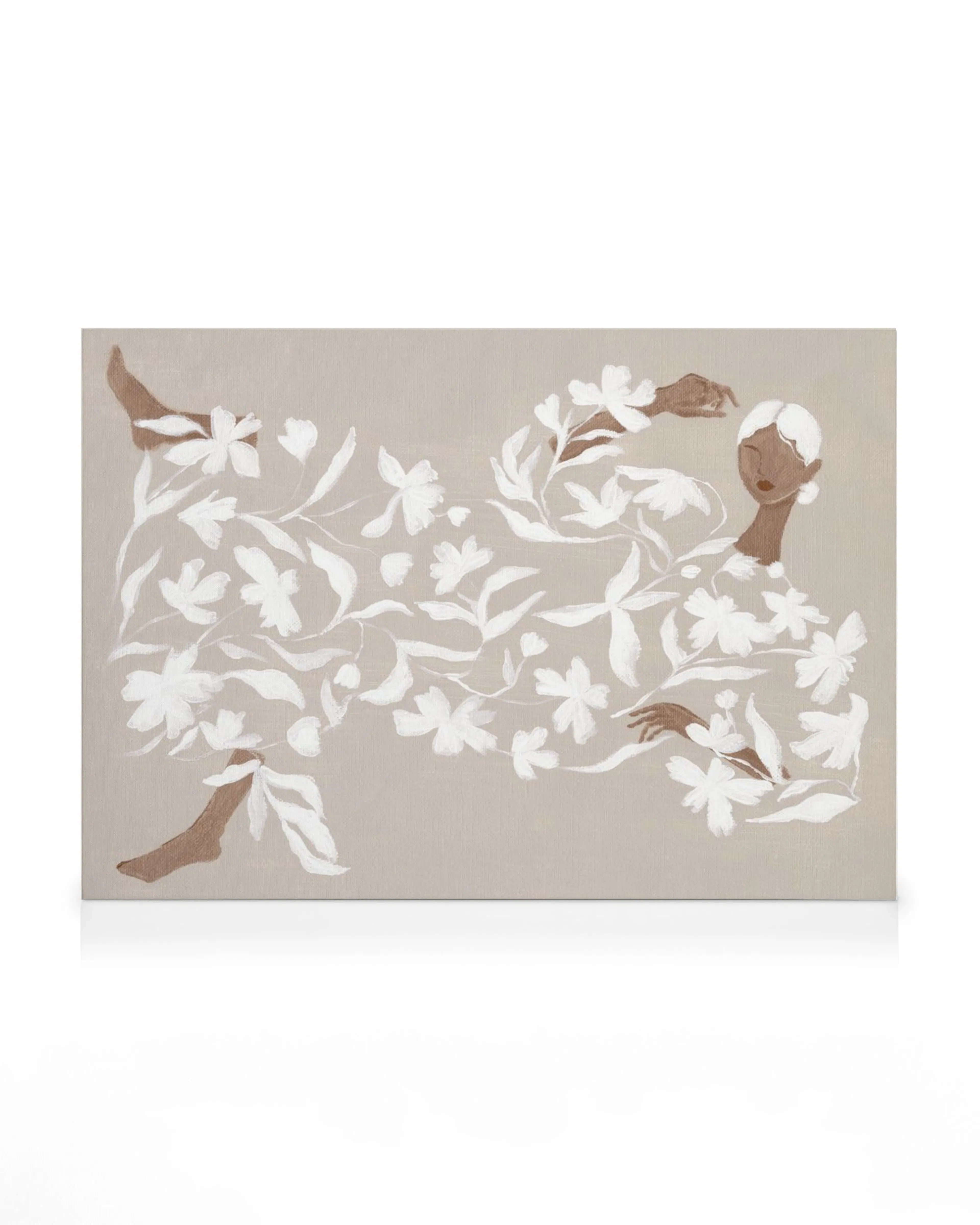 Kvinne i hvit blomsterkjole, myke beige toner, drømmende følelse, lerret