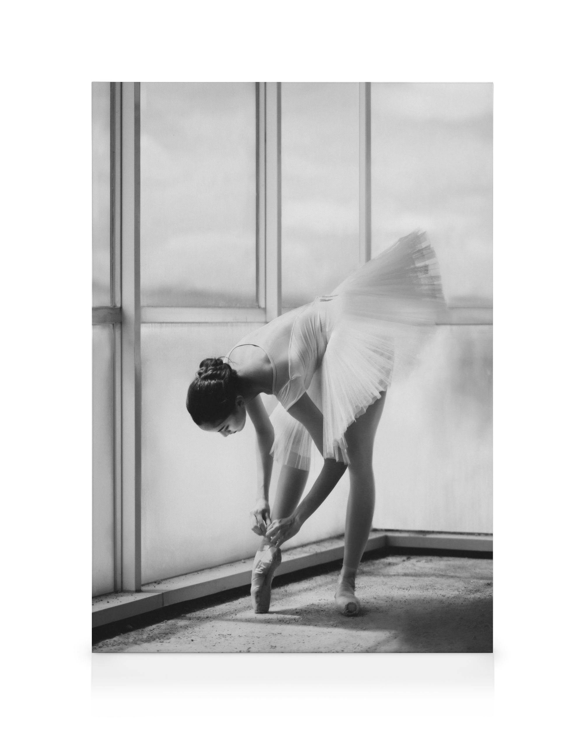 Ballerina Preparation Tableau sur toile (30x40 cm - Cadre noir) - Noir et blanc par Desenio