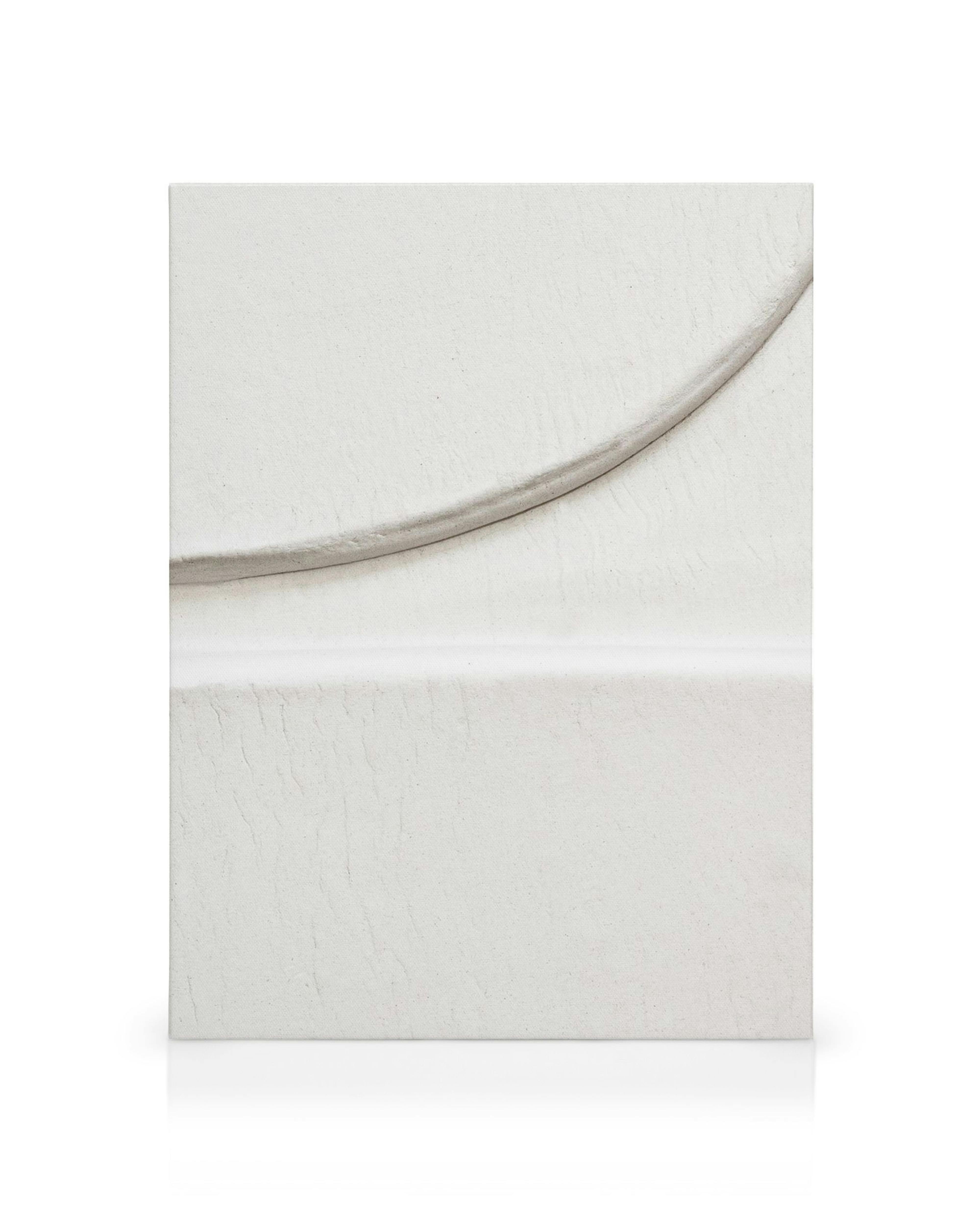 Minimalistisk tekstureret lærred i hvid med en buet linje og vandret forhøjning, der skaber dybde.