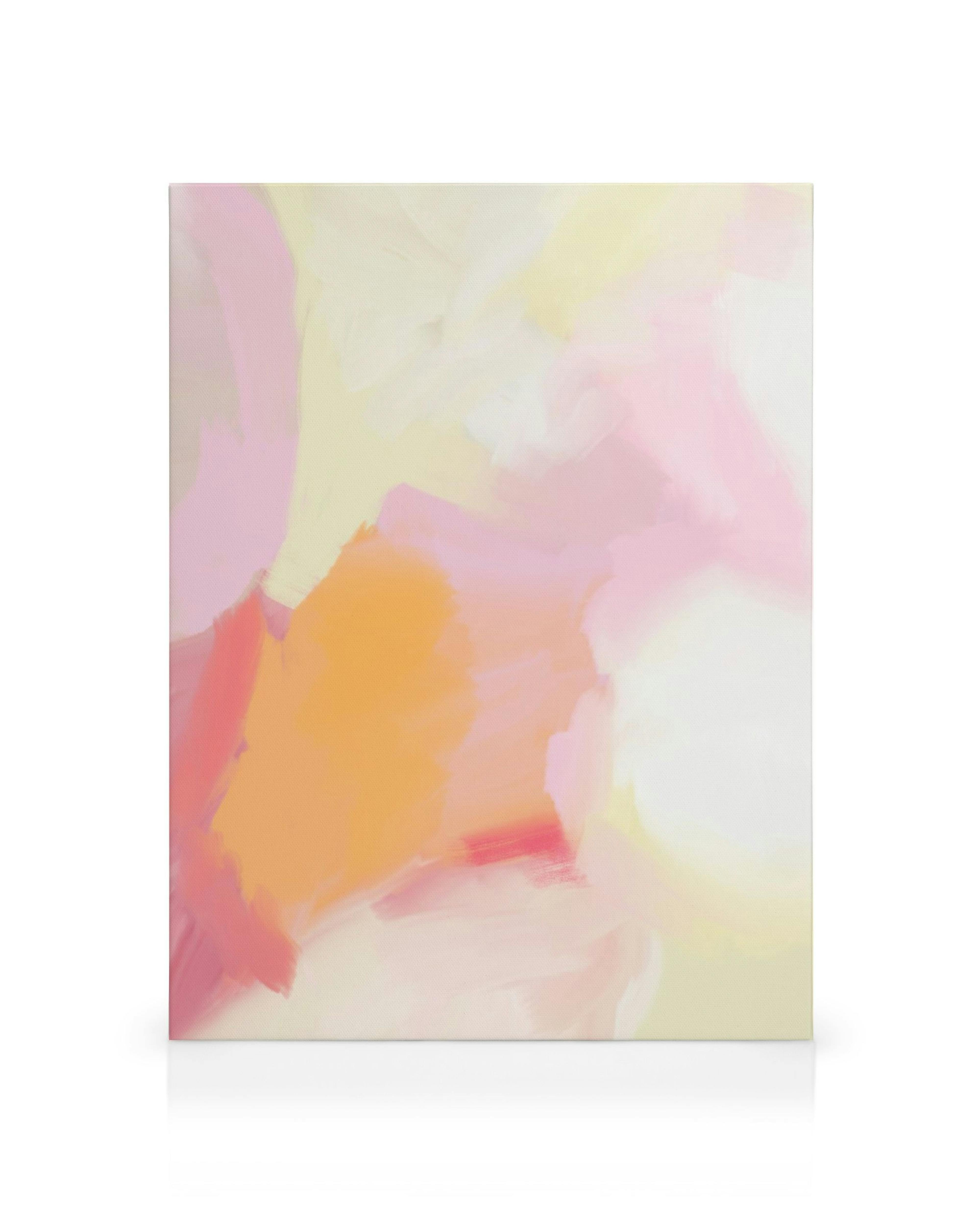 Lienzo abstracto con trazos de pintura pastel en rosa, amarillo, naranja y rojo sobre fondo beige claro.