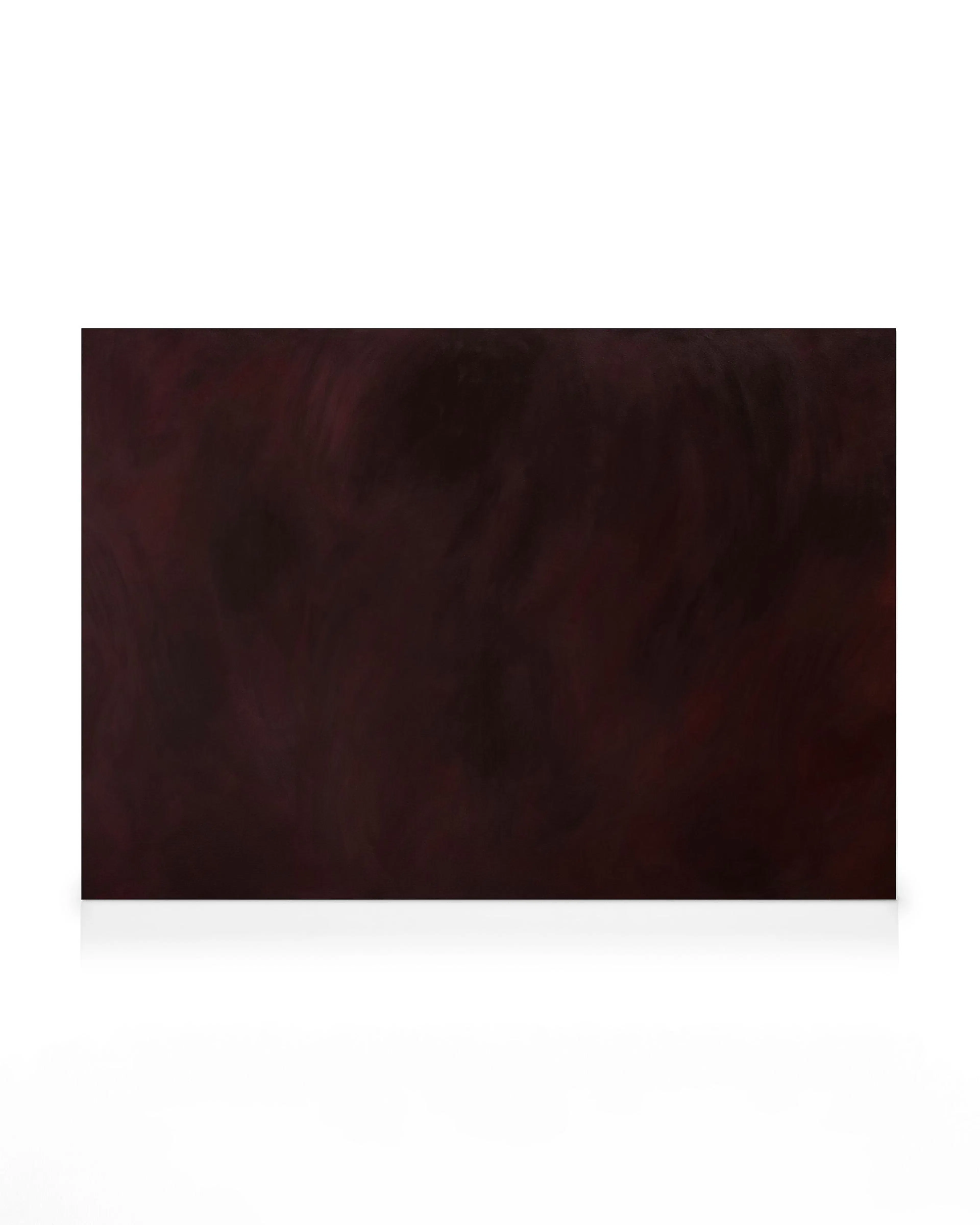 Lienzo abstracto con textura en tonos marrón oscuro y granate, creando un efecto visual profundo.