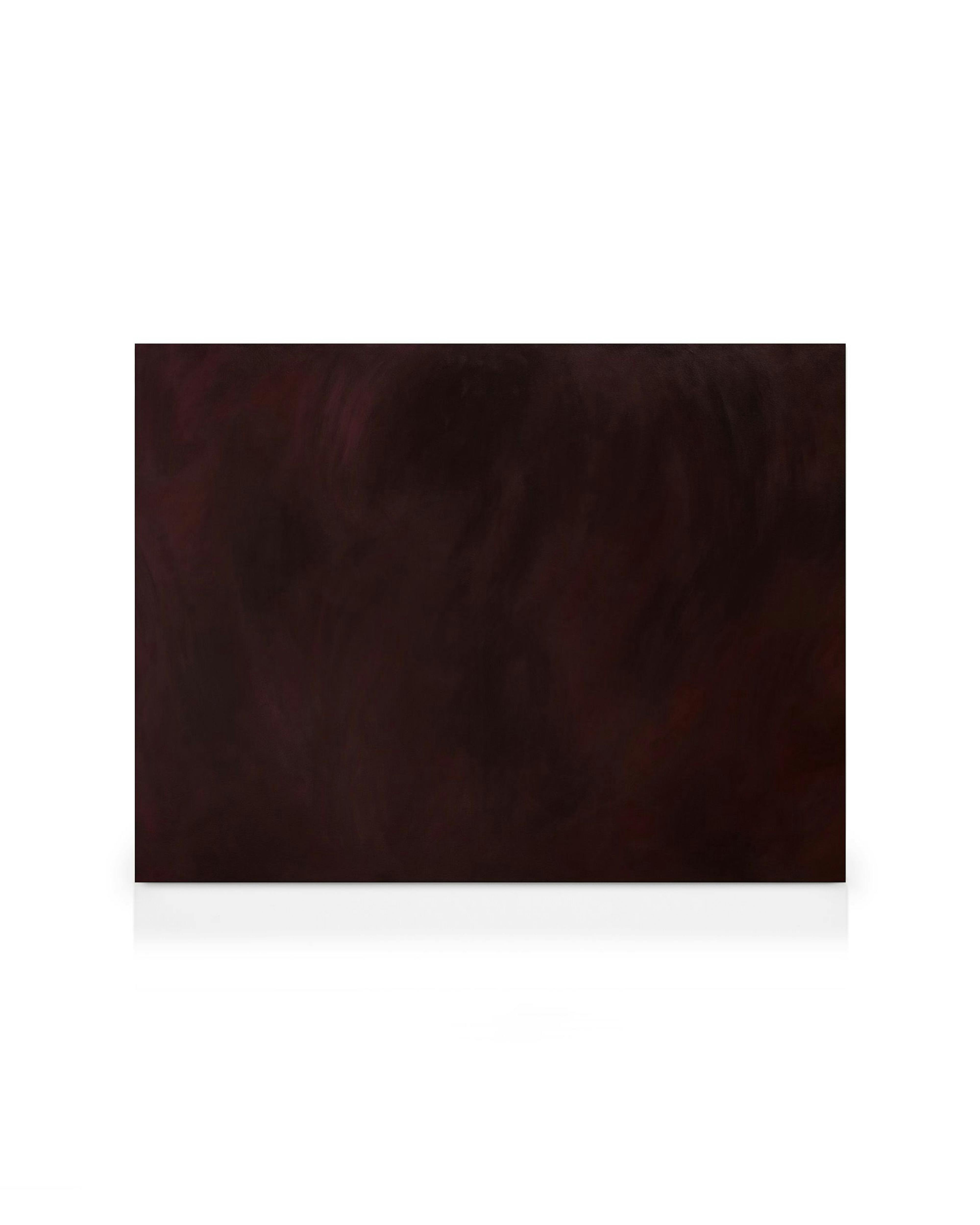 Tummanruskea kanvaasi, jossa on hienovaraisia, lämpimiä punaisia sävyjä ja pehmeitä, orgaanisia muotoja.