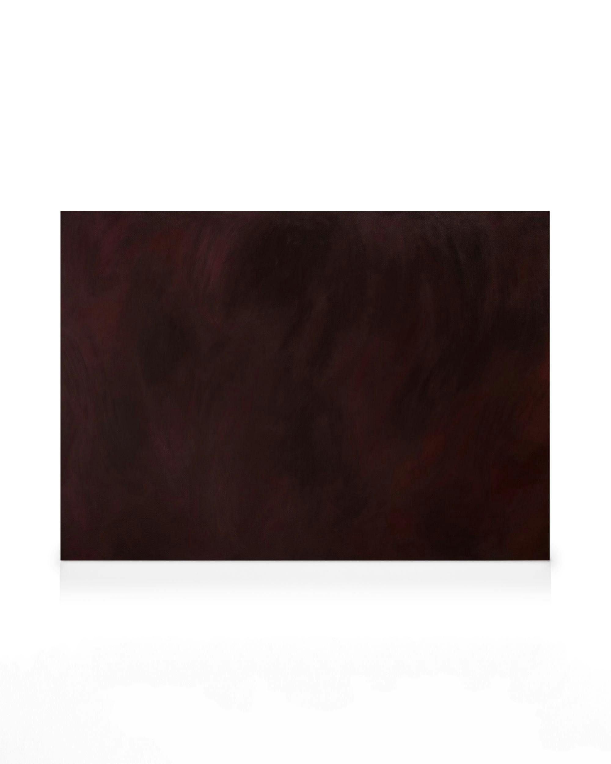 En canvastavla med ett abstrakt motiv av mörkbruna och vinröda virvlar.