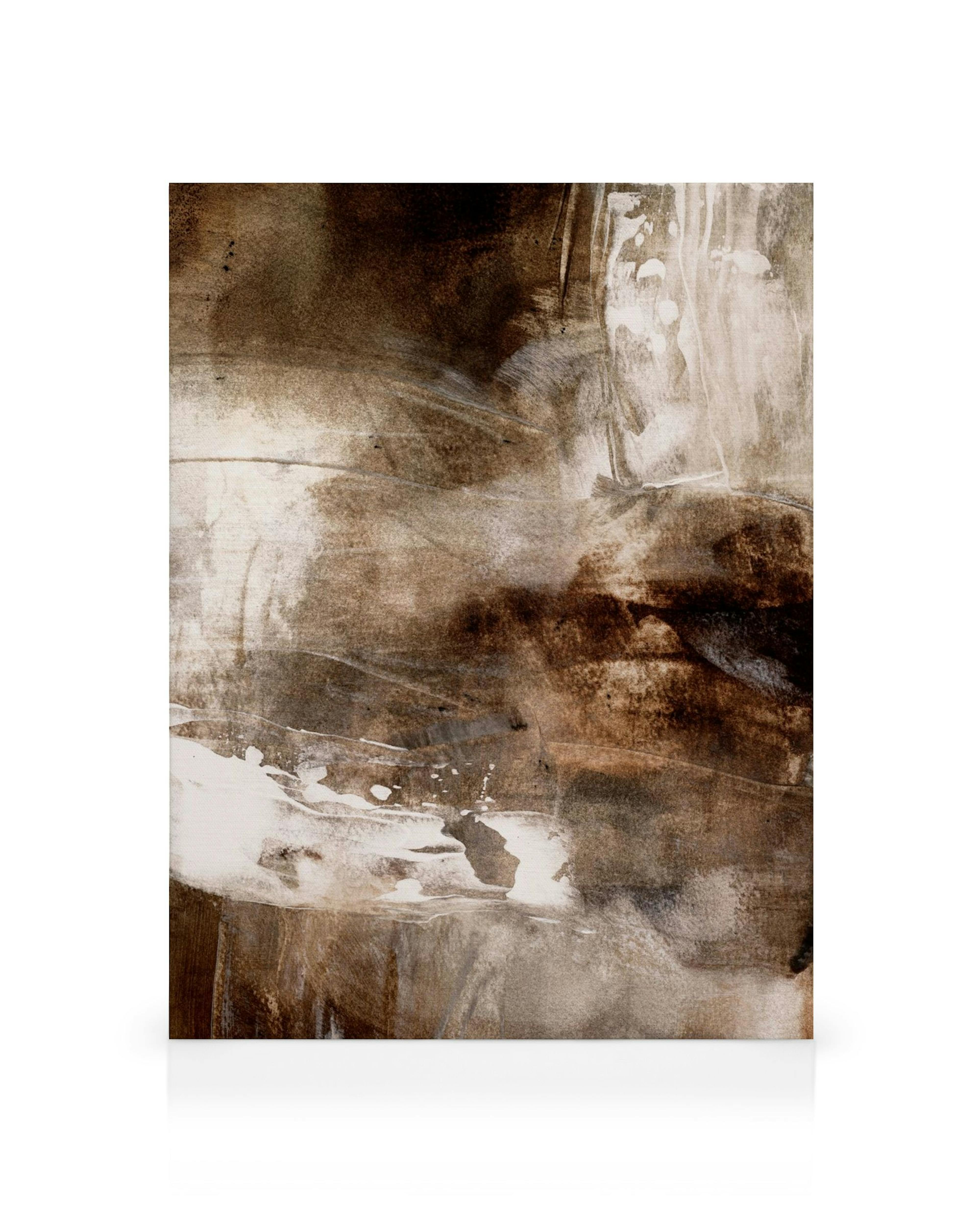 Et lerretsbilde med et abstrakt motiv i jordfarger, med varierte penselstrøk i brunt, beige og hvitt.