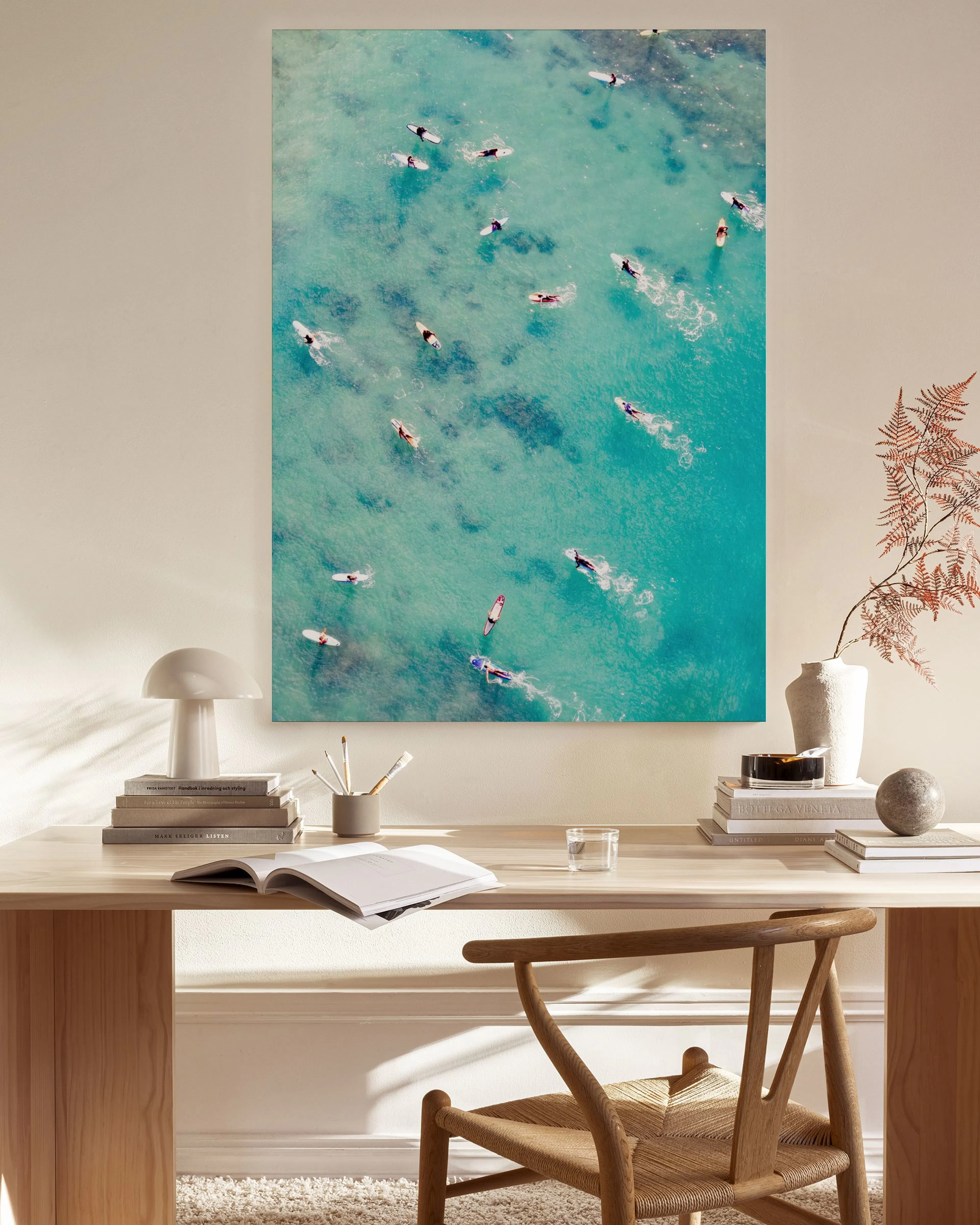 Leinwandbild mit Luftaufnahme von Surfern und ihren Boards auf türkisfarbenem Meer, ideal für eine Bilderwand.