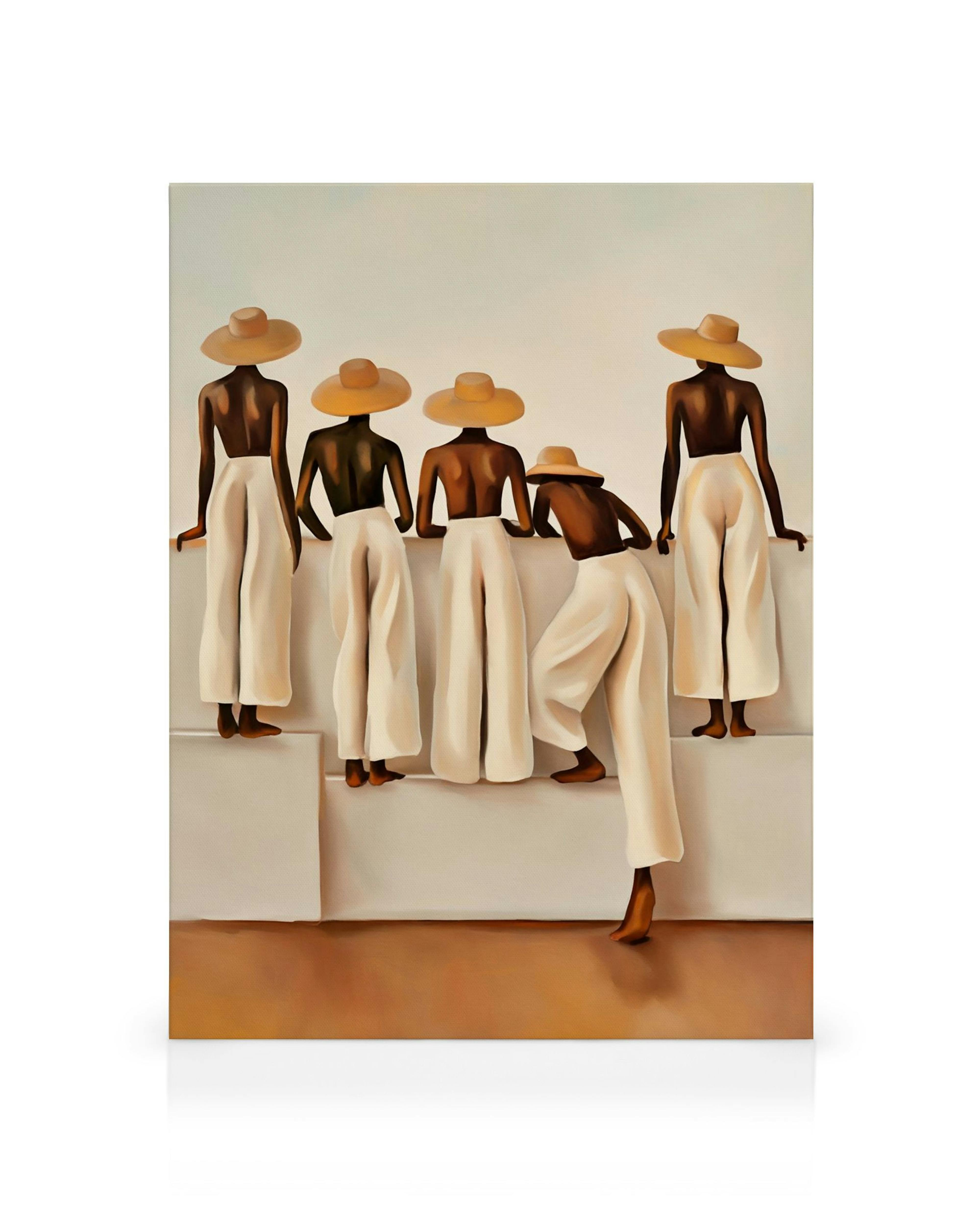Leinwandbild mit fünf Frauen in beigen Hosen und Strohhüten, die von hinten auf einer weißen Wand stehen.