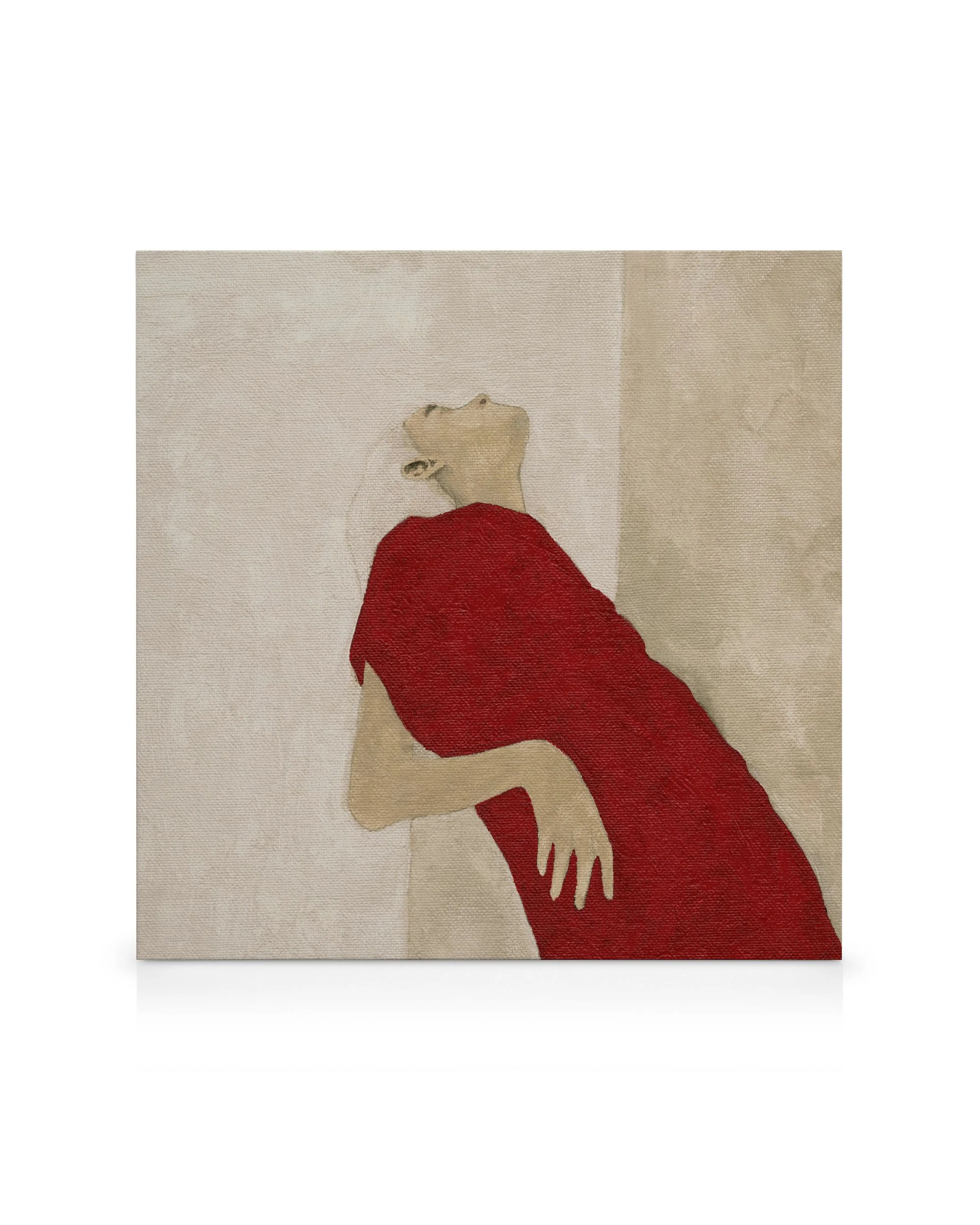 Toile dune femme en robe rouge, le visage levé, appuyée contre un mur beige et blanc.