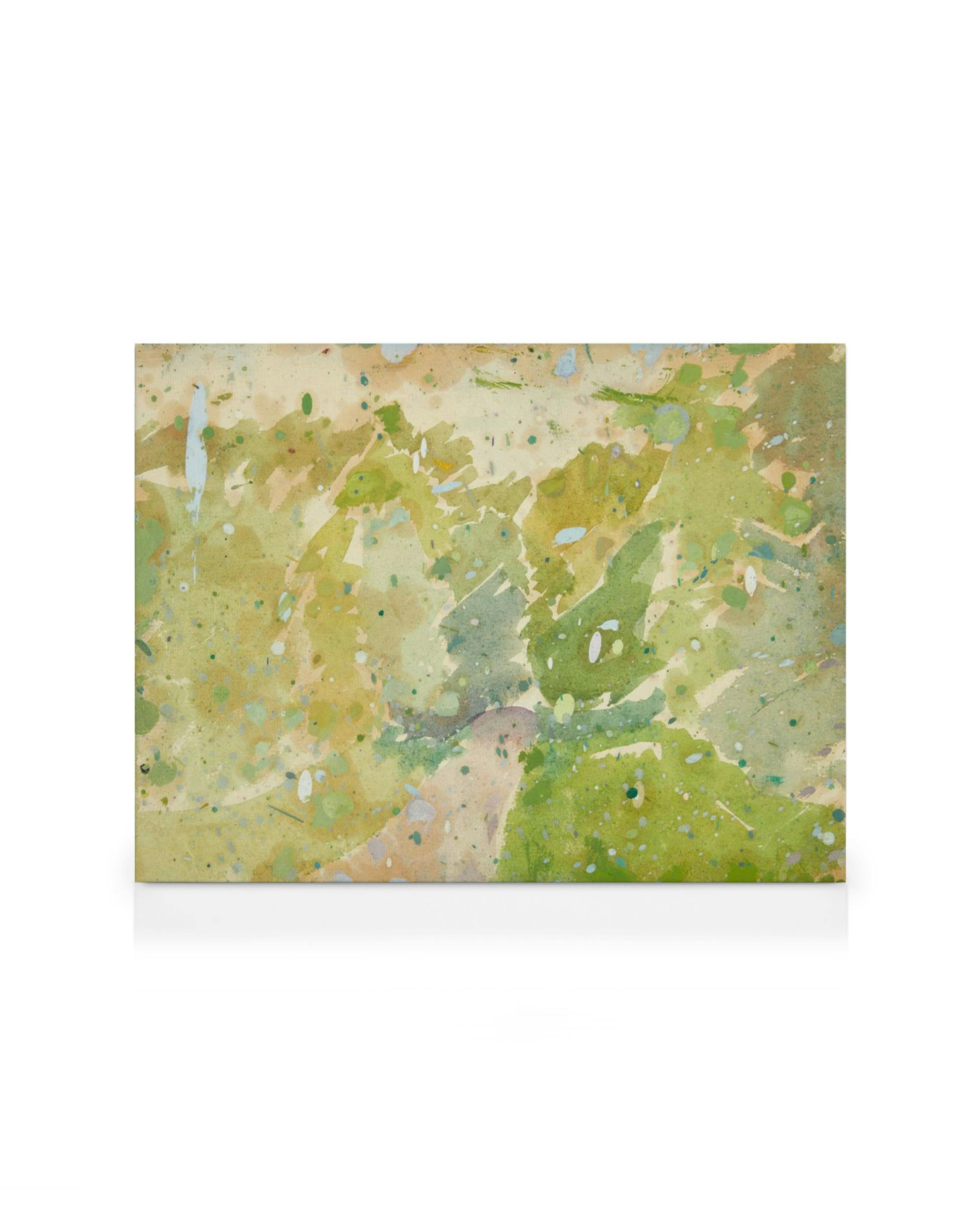 Abstract canvas met organische vormen en spetters in tinten groen, beige en wit, op een lichte achtergrond.