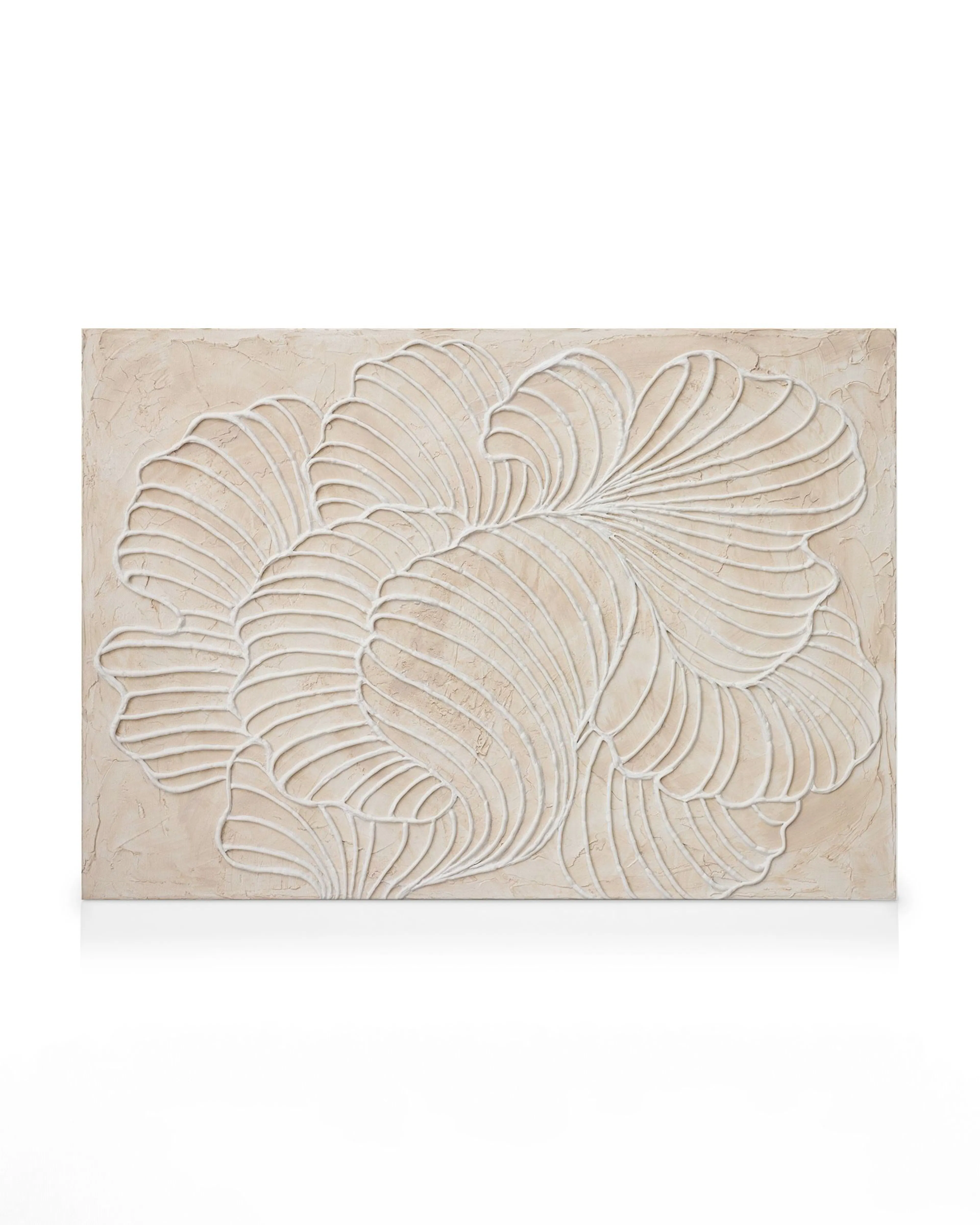 Stampa su tela con motivo astratto di petali in rilievo bianco su sfondo beige testurizzato.