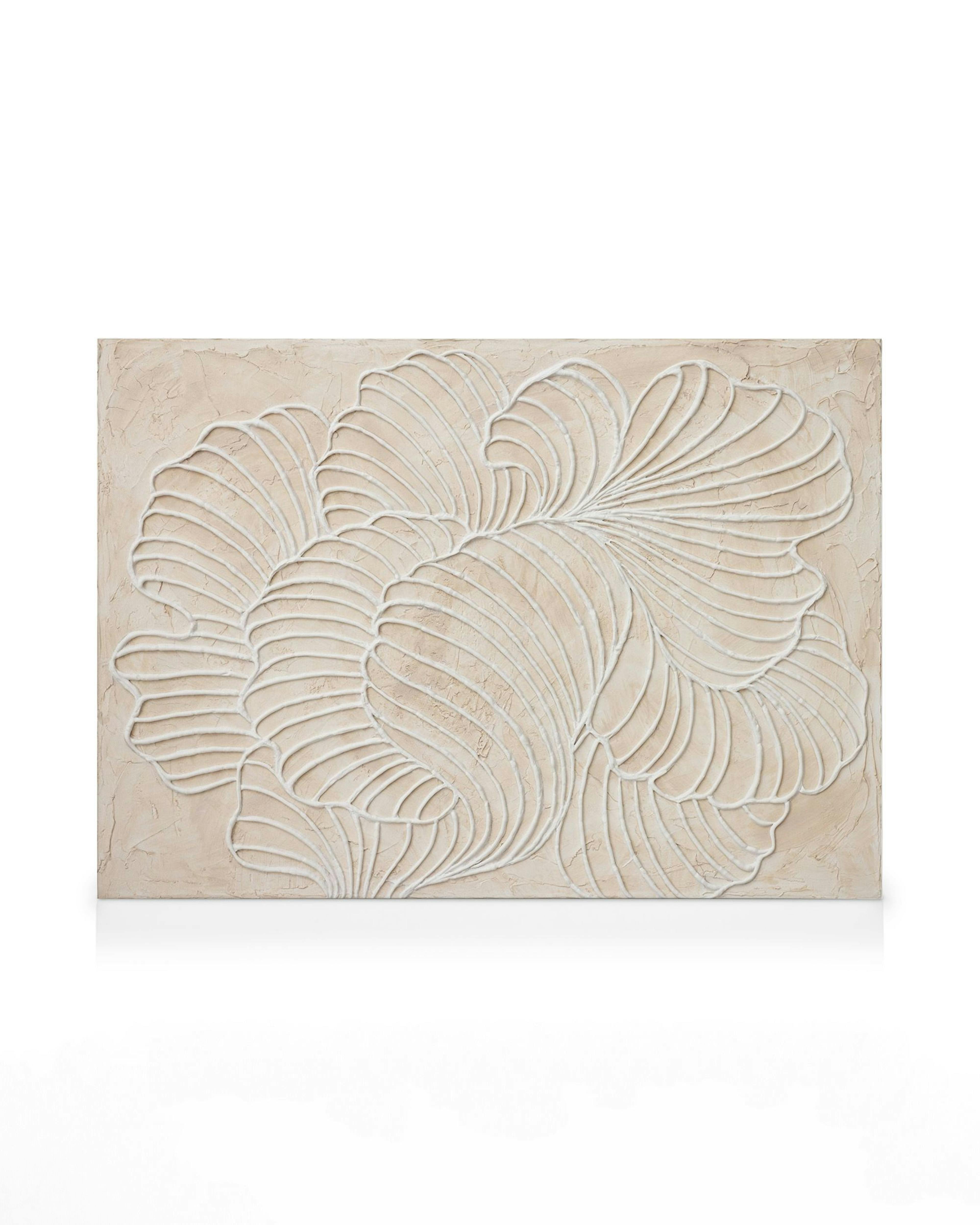 Leinwandbild mit reliefartigem, beigem Blattmuster auf strukturiertem Hintergrund, das organische Formen darstellt.