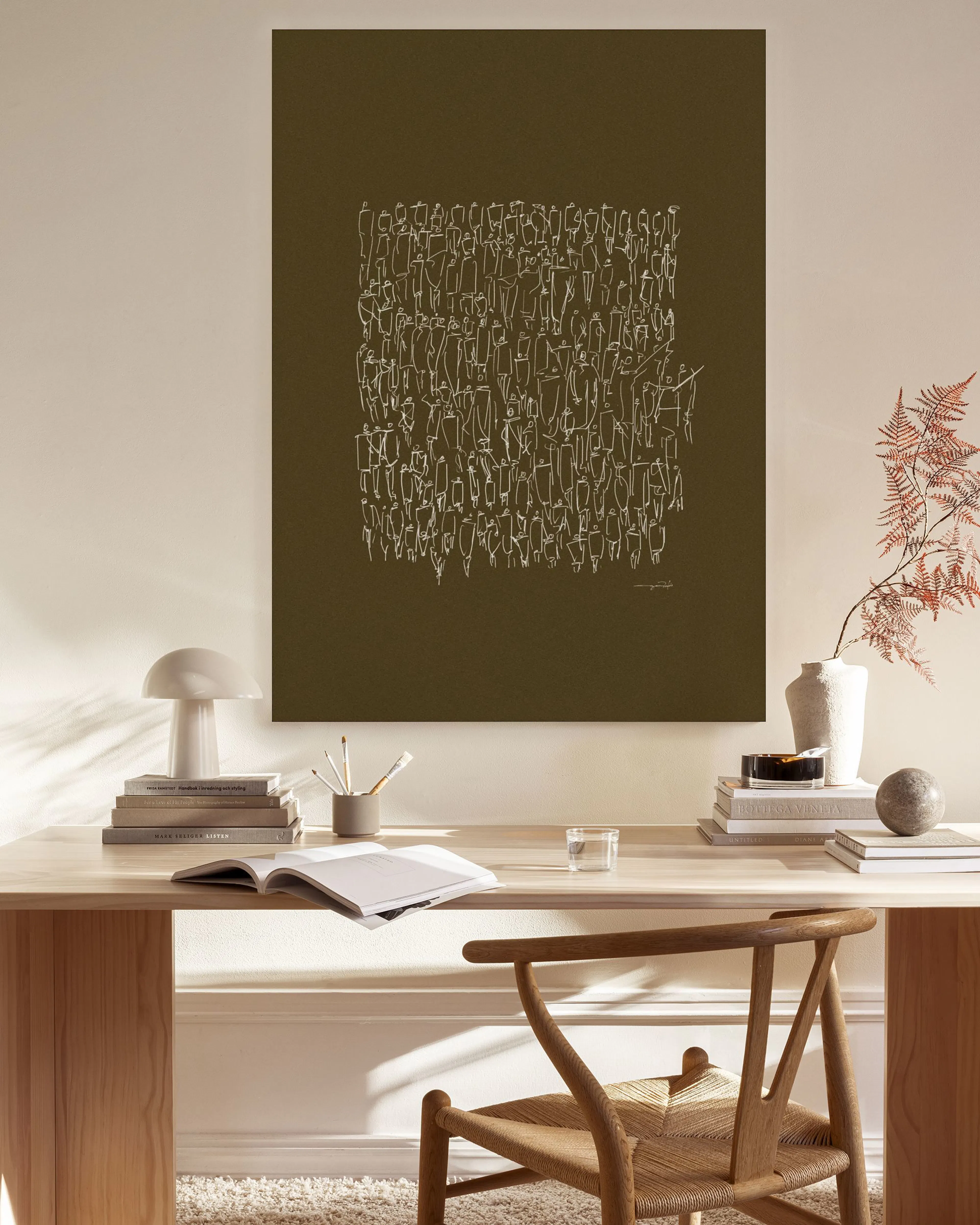 Leinwandbild mit weißen, abstrakten Formen auf dunkelgrünem Hintergrund, über einem Sideboard im Wohnzimmer.