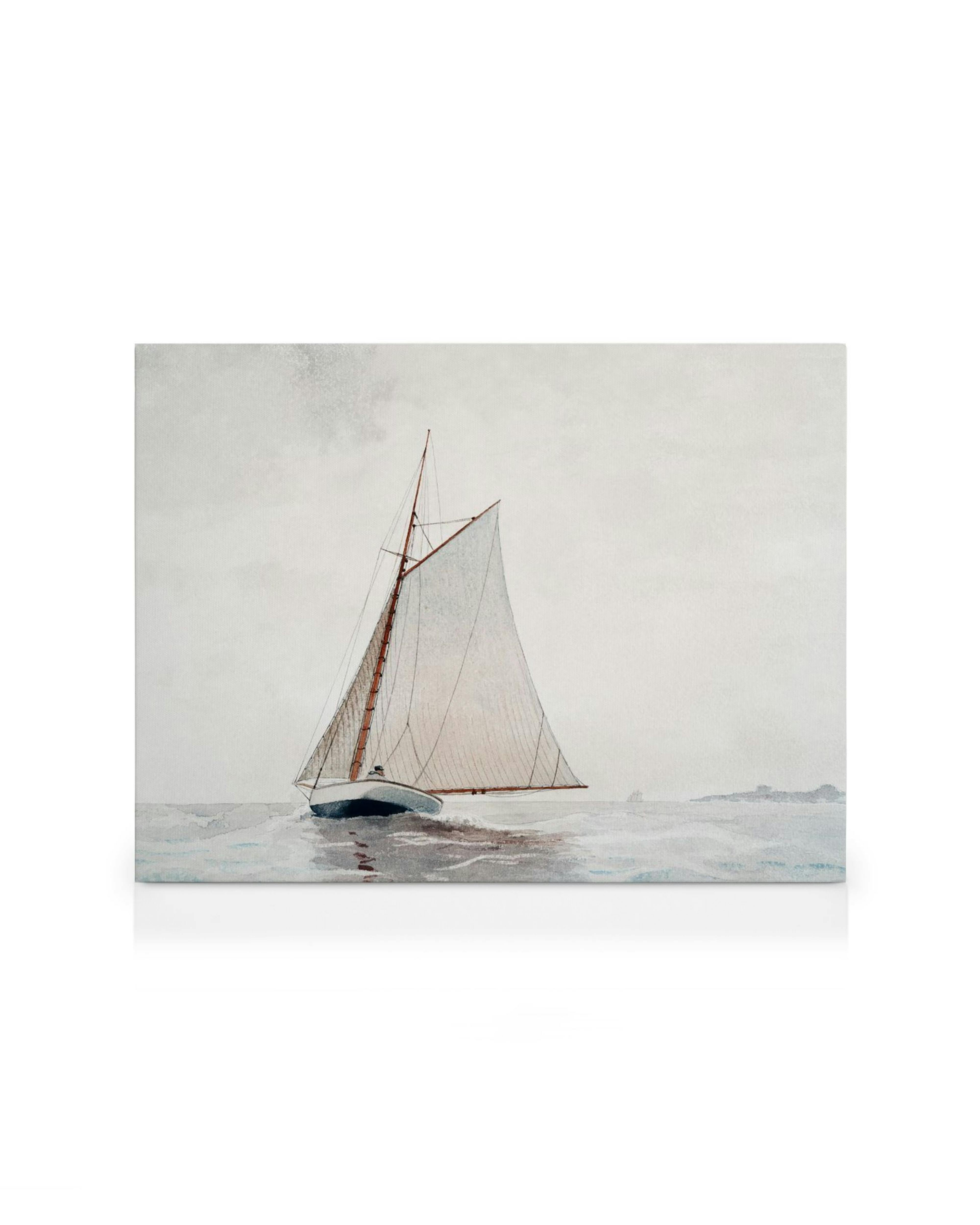 Stampa su tela di Winslow Homer: barca a vela su acqua blu-grigia, con costa lontana. Arte nautica, pittura marina.