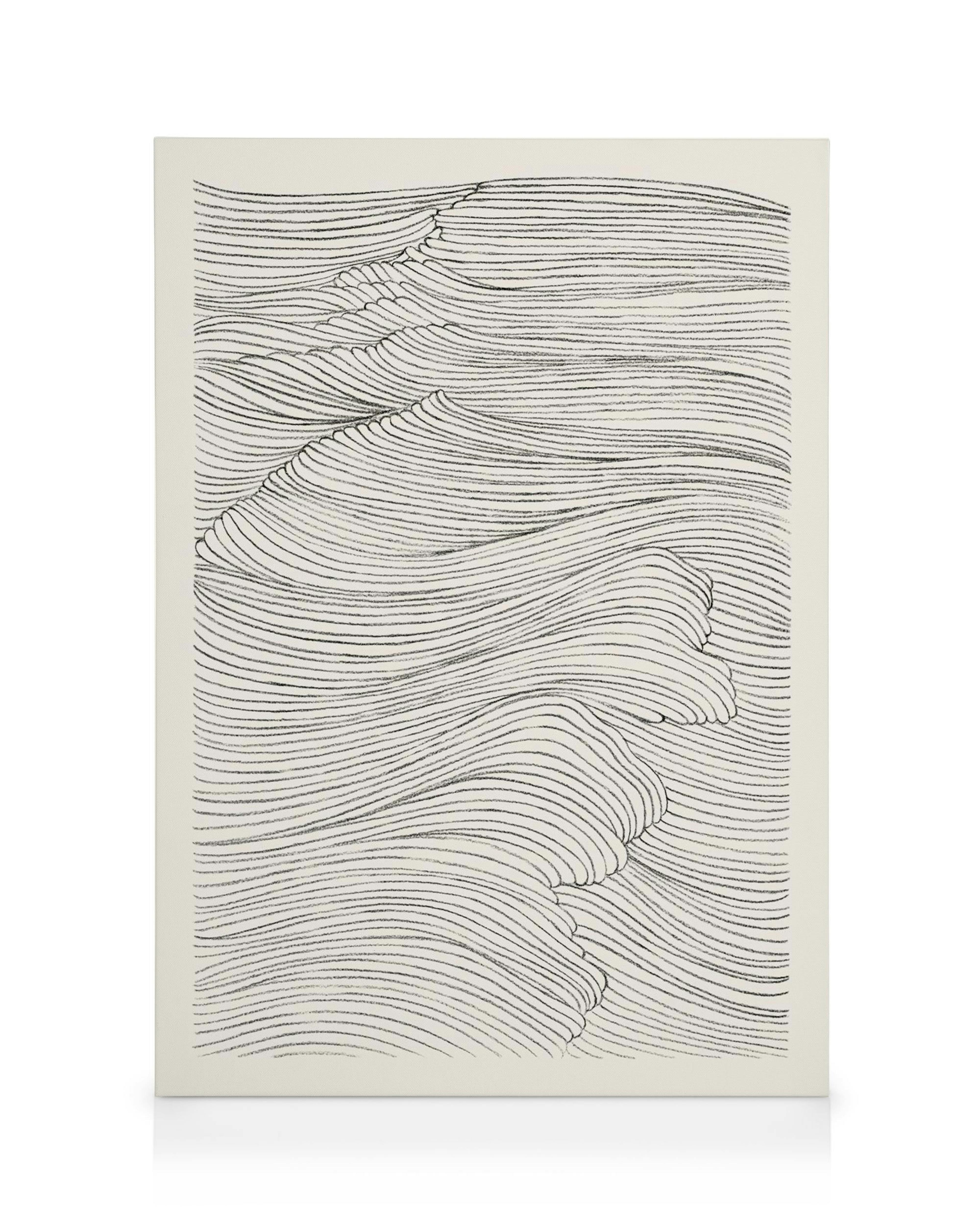 Toile de lignes fines noires simulant des vagues océaniques sur fond beige, style dessin au trait.